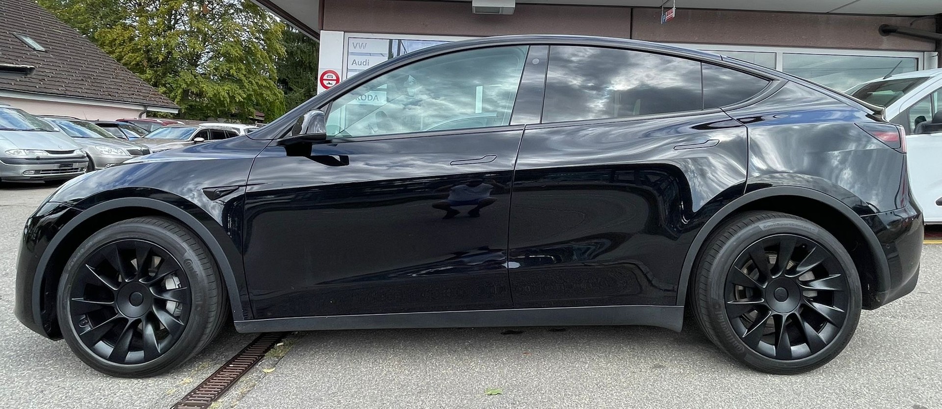 TESLA Model Y Long Range 533 km (WLTP) 514PS All Black Werksgarantie SOH 93%-image-0