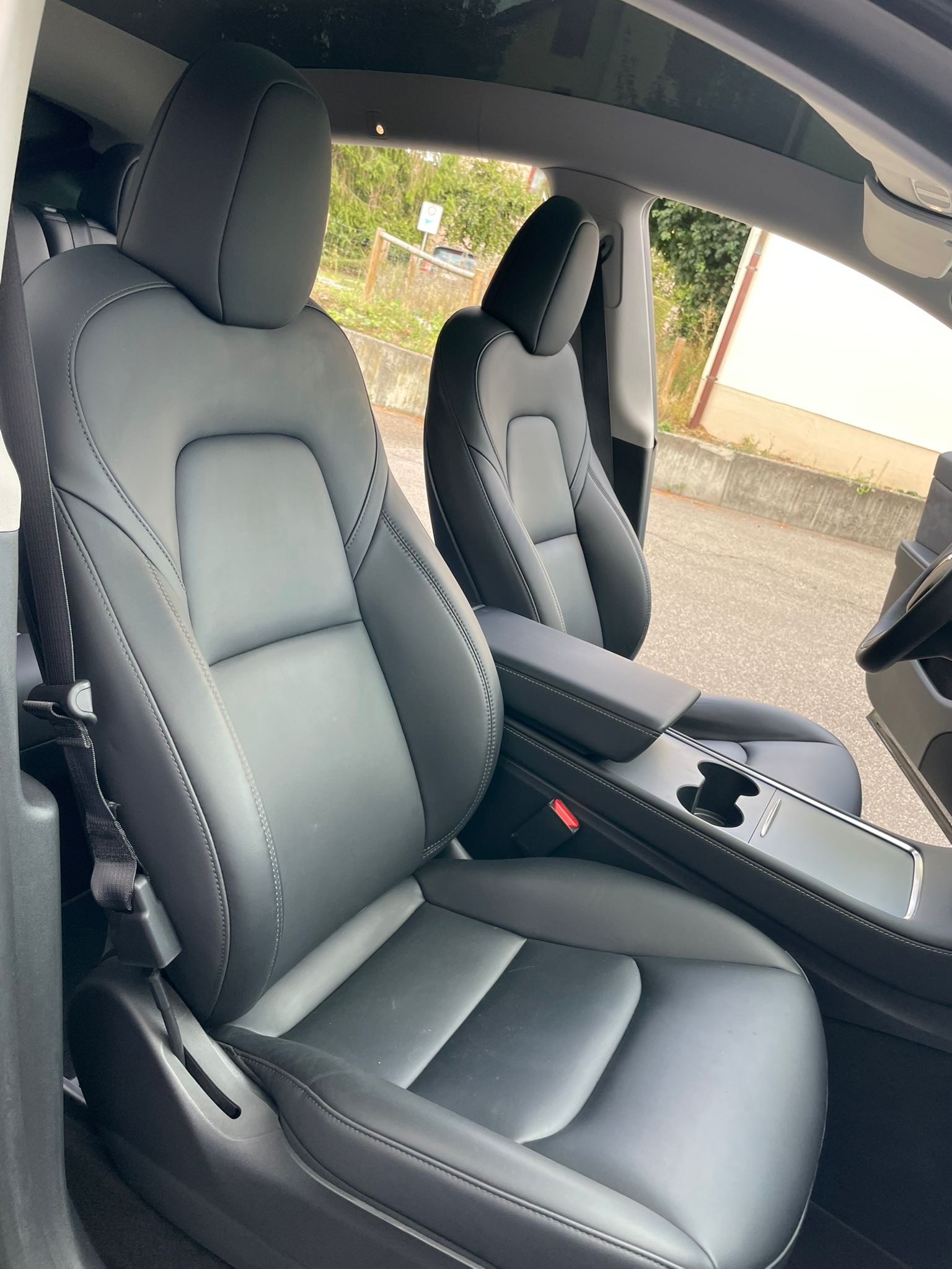 TESLA Model Y Long Range 533 km (WLTP) 514PS All Black Werksgarantie SOH 93%-image-13