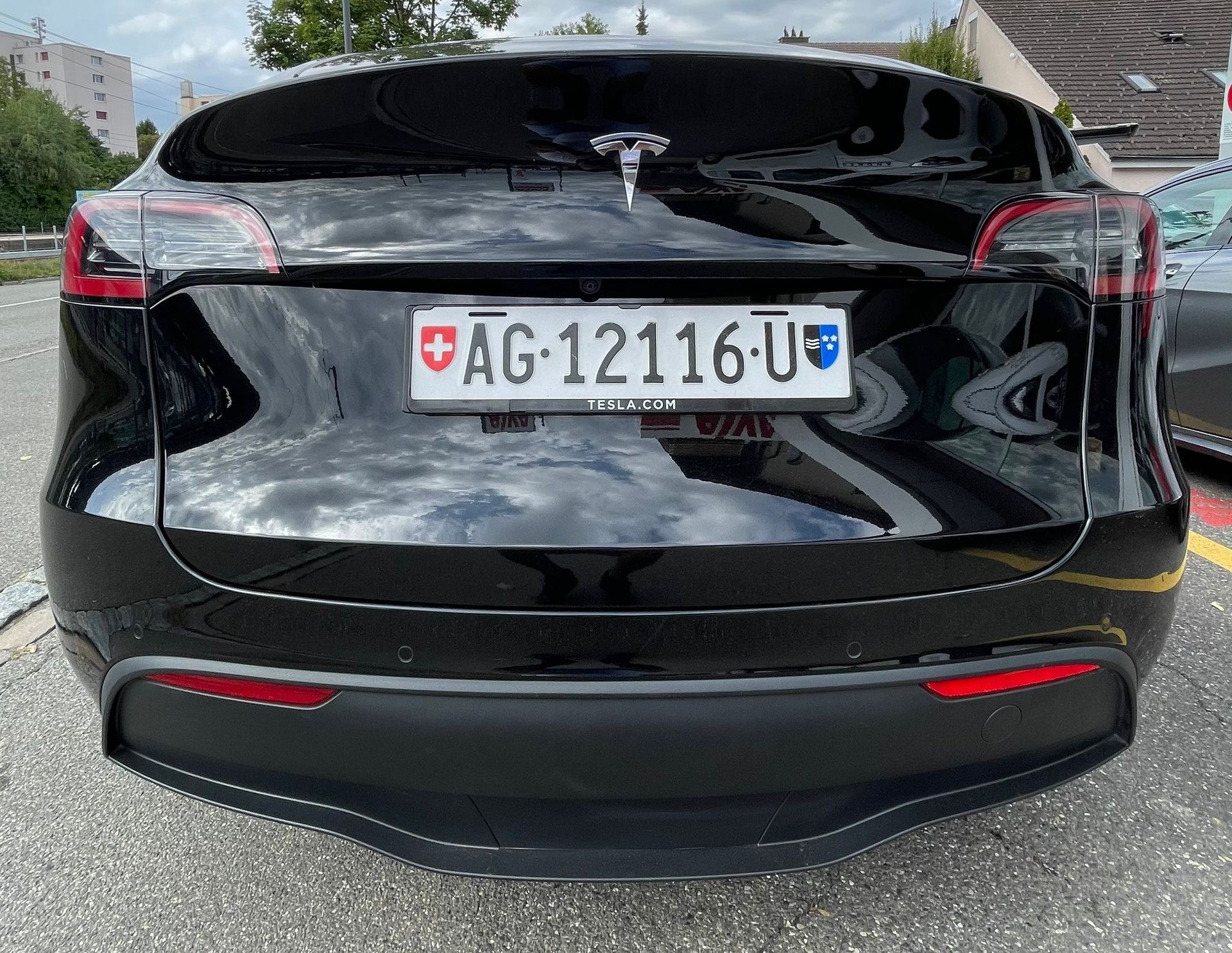 TESLA Model Y Long Range 533 km (WLTP) 514PS All Black Werksgarantie SOH 93%-image-3
