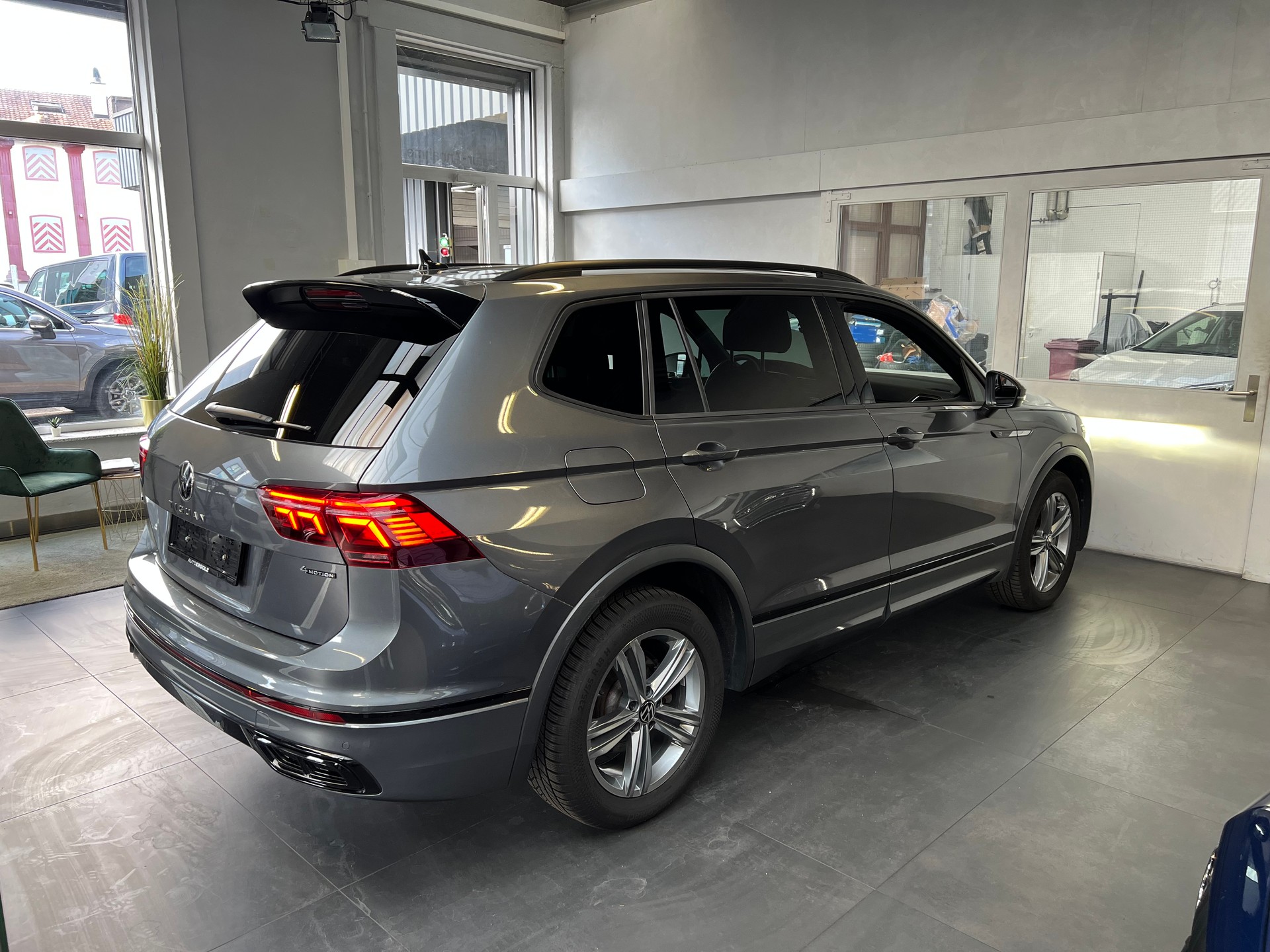 VW Tiguan Allspace 2.0 TDI SCR R-Line 4Motion DSG-image-3
