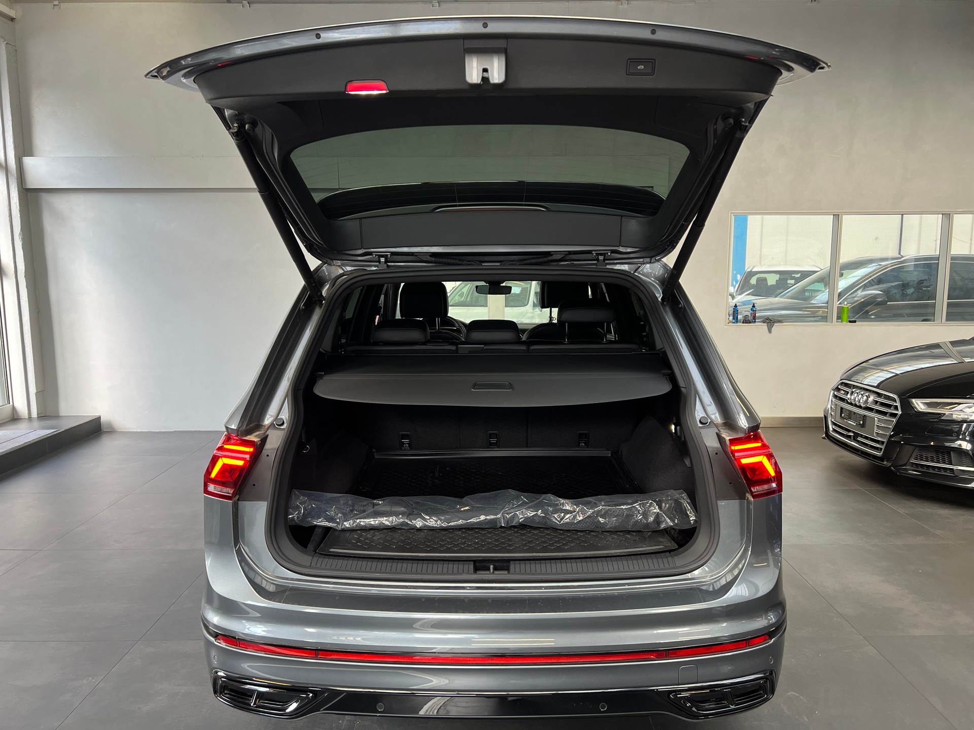 VW Tiguan Allspace 2.0 TDI SCR R-Line 4Motion DSG-image-11