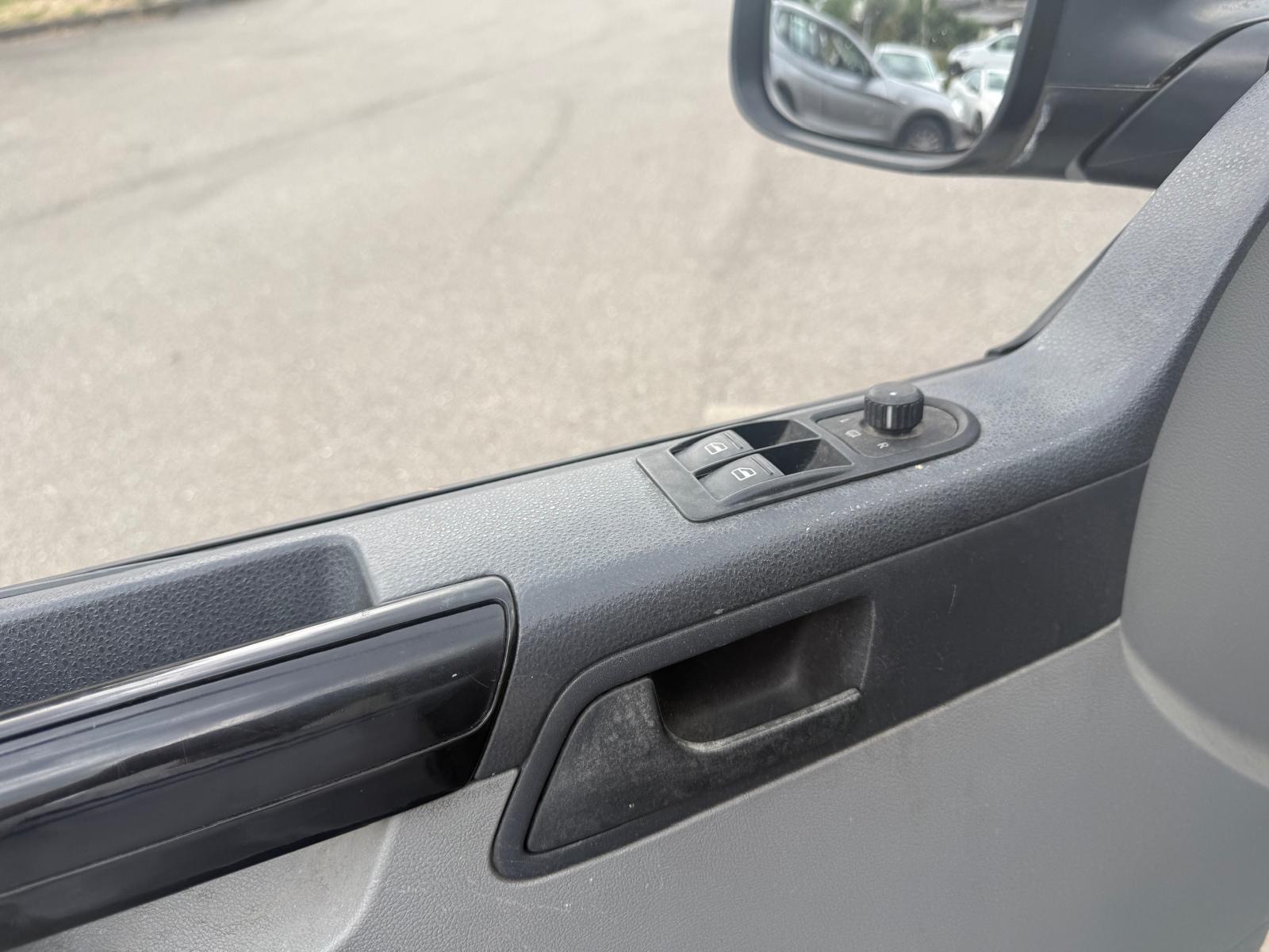 VW T5 2.0 TDI-image-19