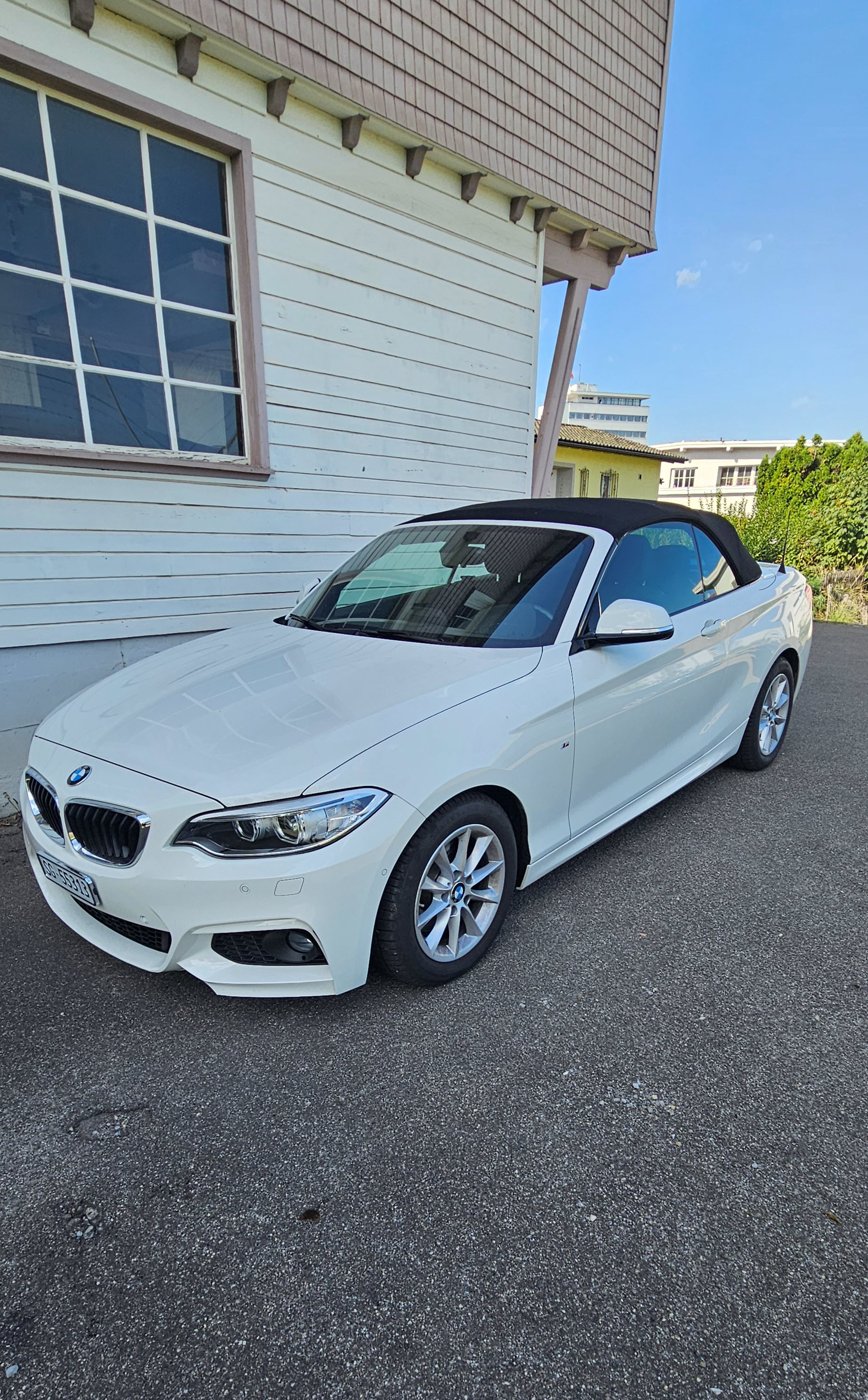 BMW 220i Cabriolet M Sport Steptronic-image-0