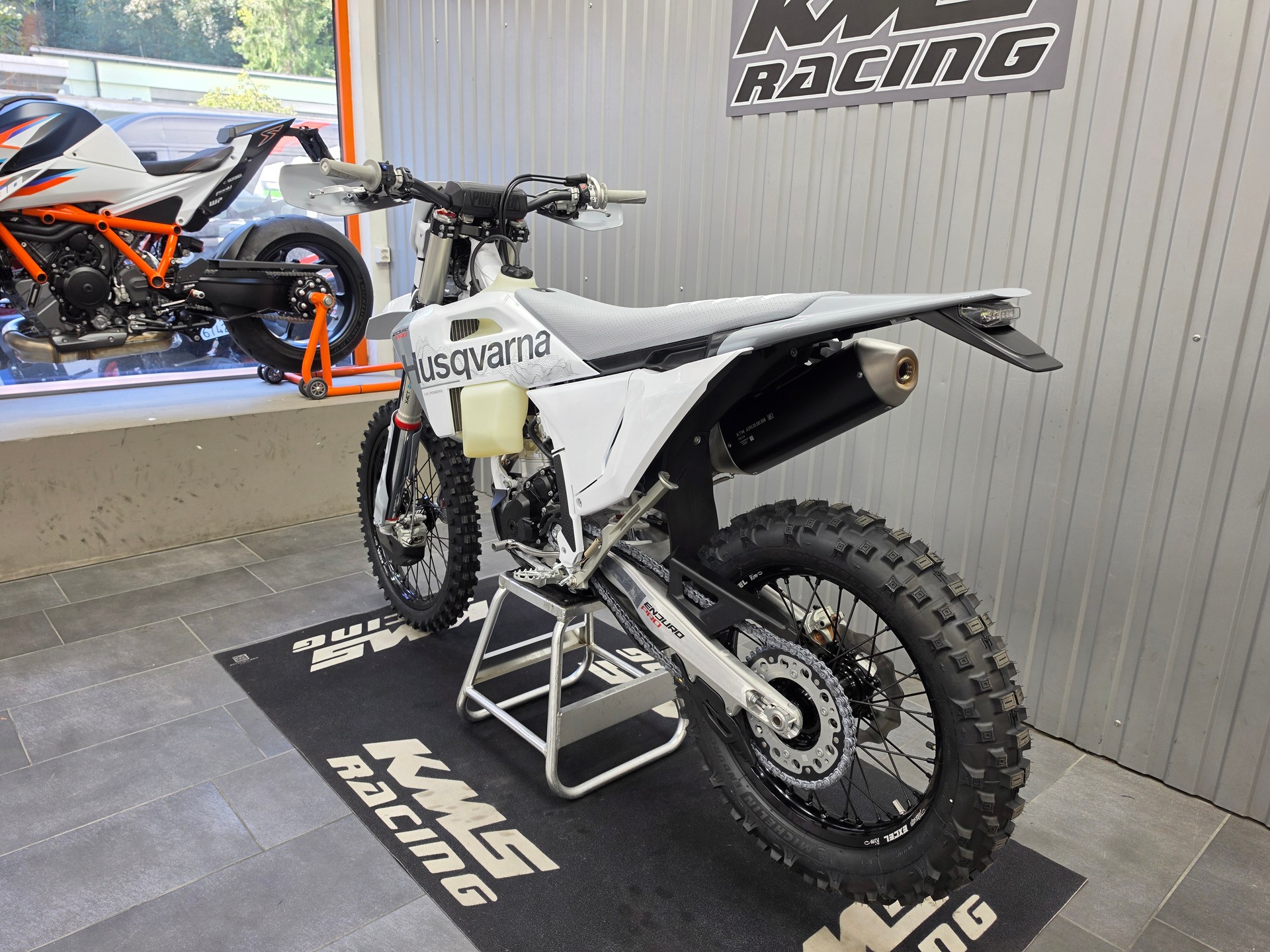 HUSQVARNA FE 350 Pro-showroom-element-3