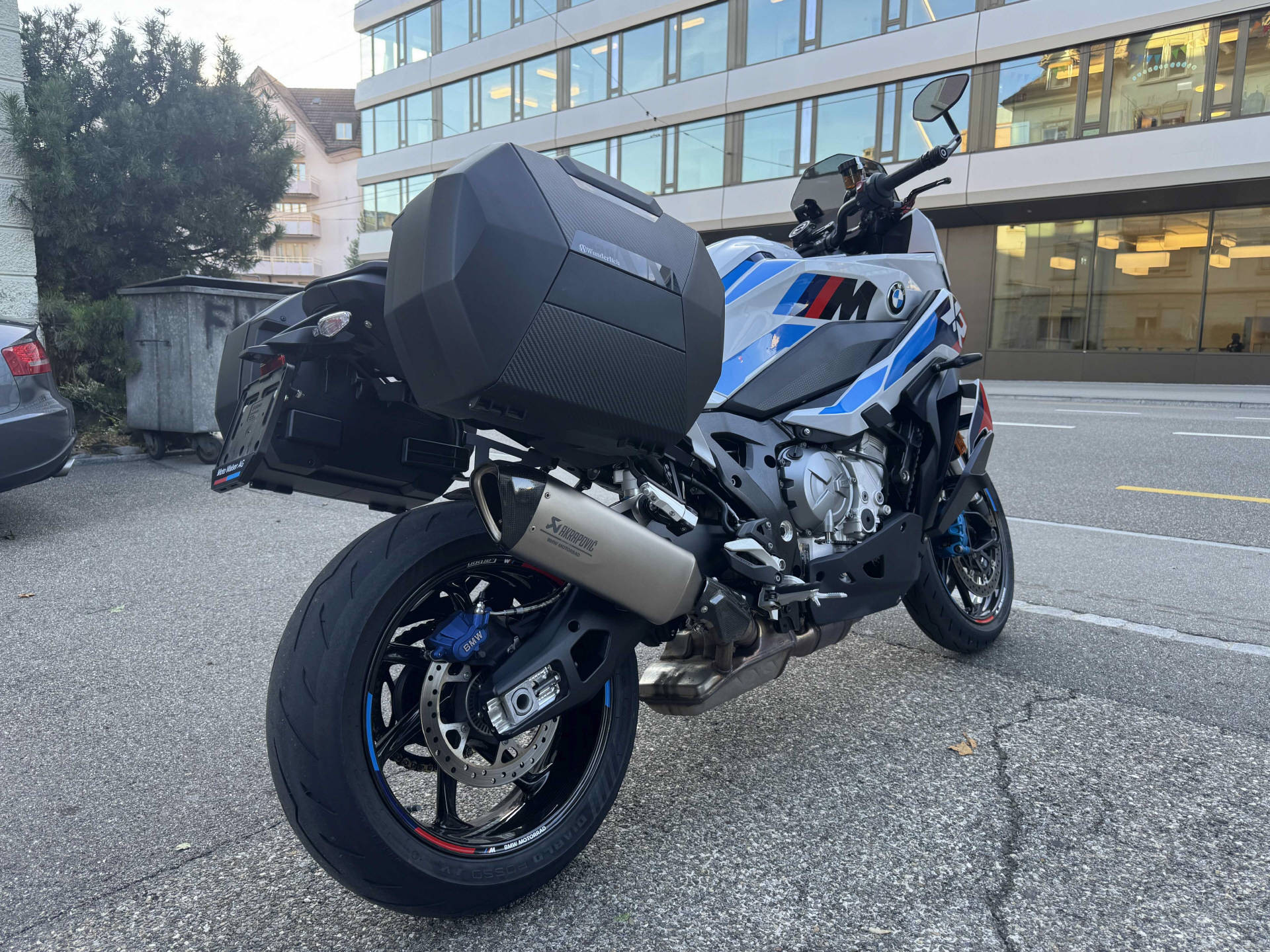 BMW M 1000 XR-showroom-element-3