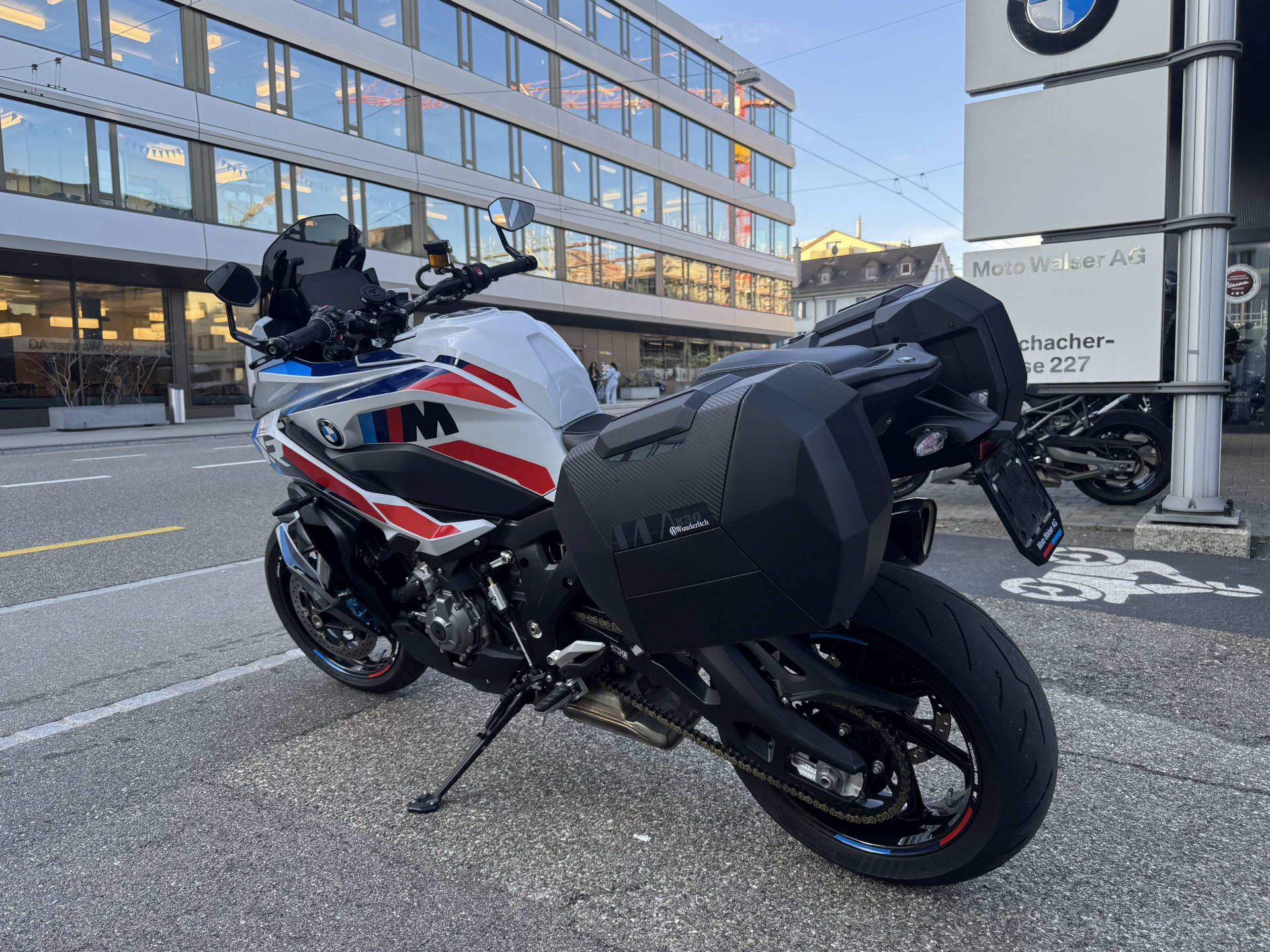 BMW M 1000 XR-showroom-element-2