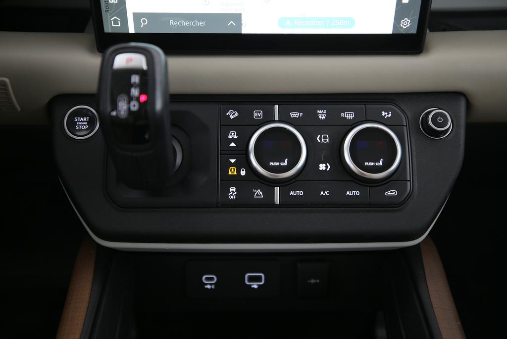 LAND ROVER Defender 110 2.0 P400e HSE-image-10