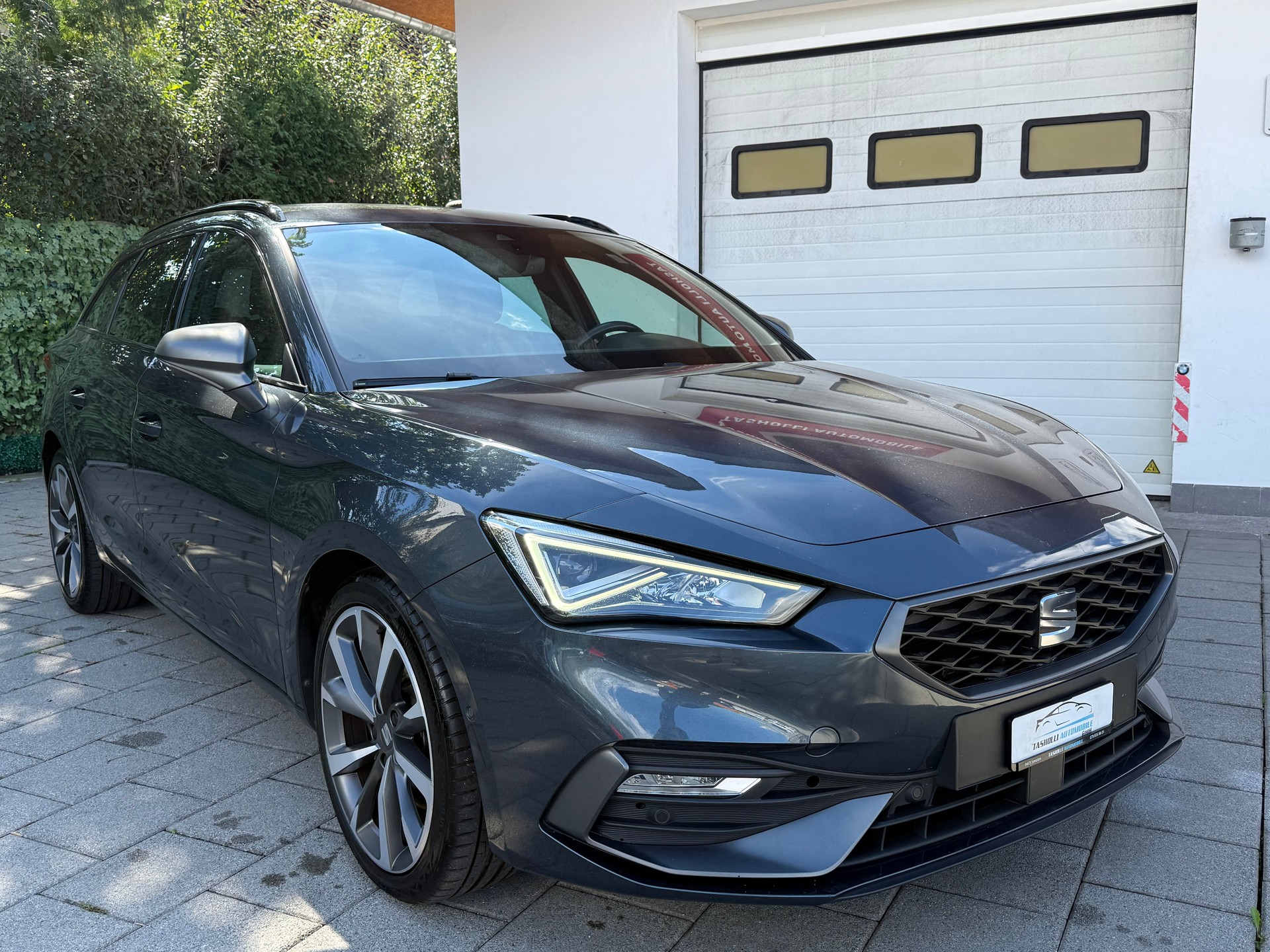 SEAT Leon ST 1.5 eTSI mHEV DSG FR-image-1