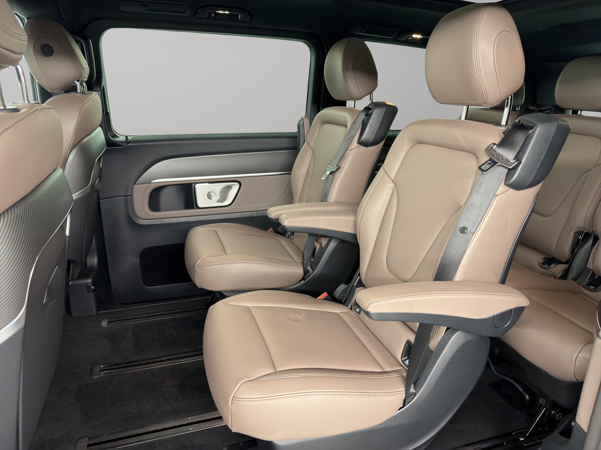 MERCEDES-BENZ V 300 d Swiss Ed. lang 4matic Van-image-9