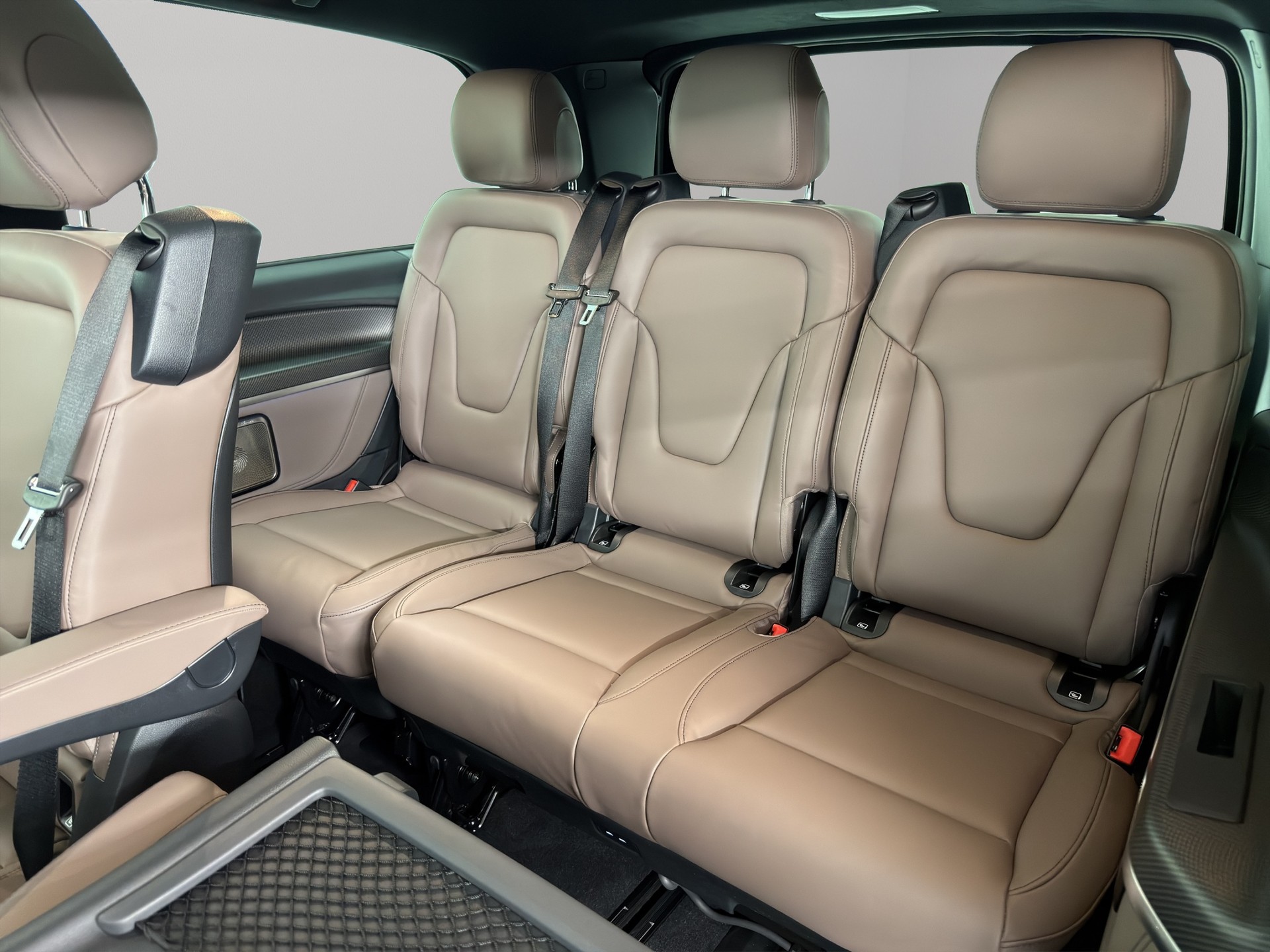 MERCEDES-BENZ V 300 d Swiss Ed. lang 4matic Van-image-10