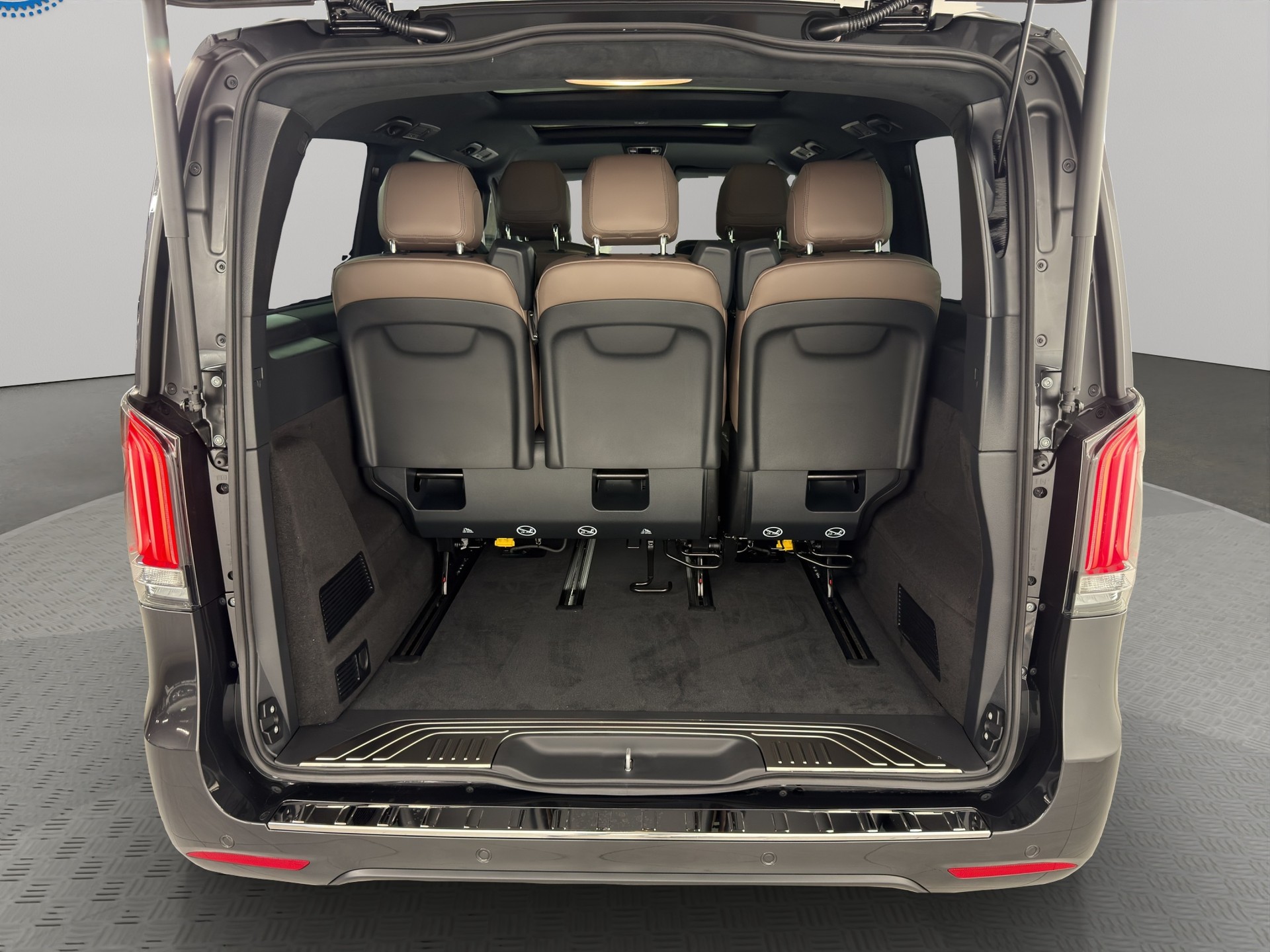 MERCEDES-BENZ V 300 d Swiss Ed. lang 4matic Van-image-6