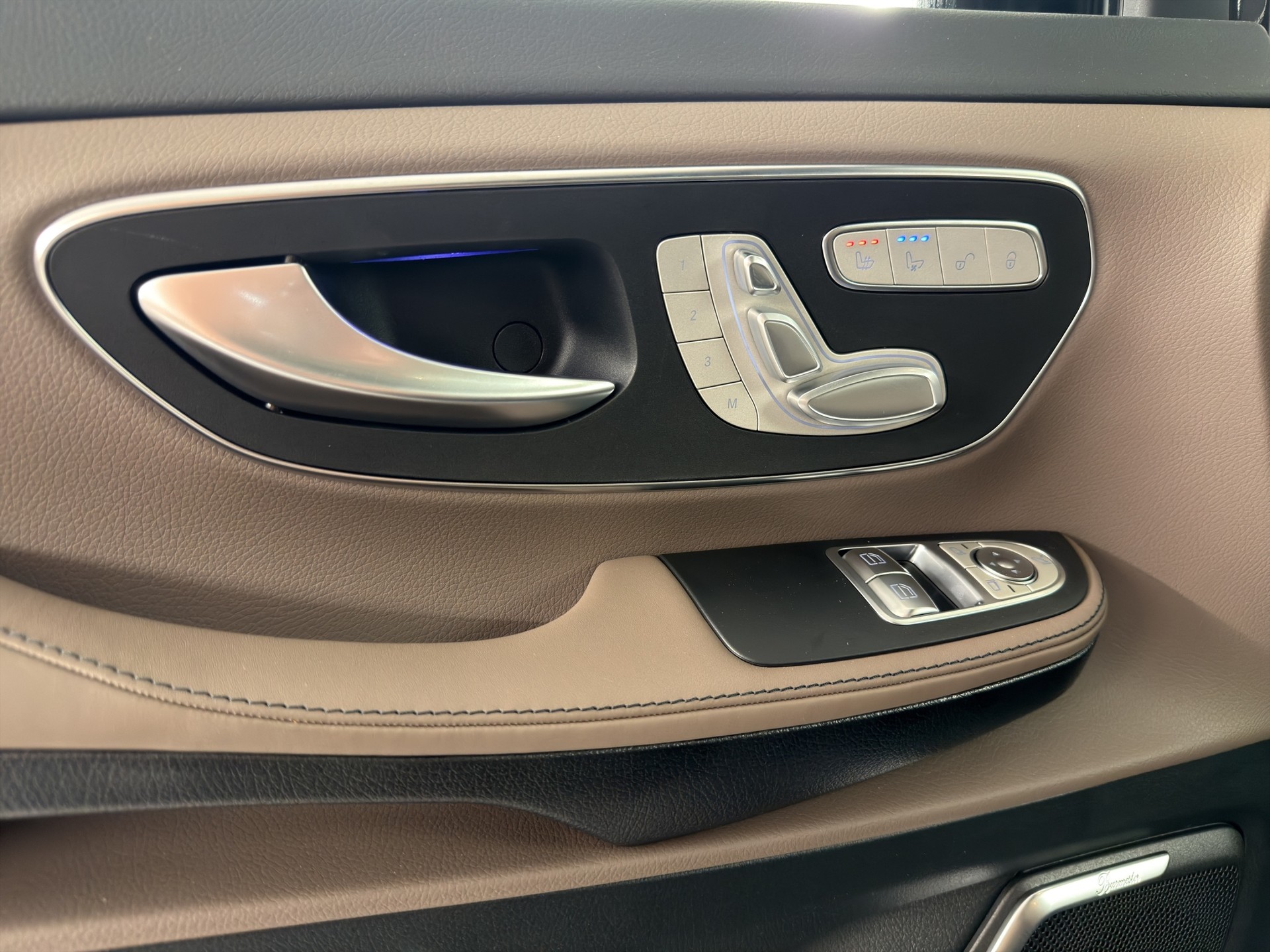 MERCEDES-BENZ V 300 d Swiss Ed. lang 4matic Van-image-15