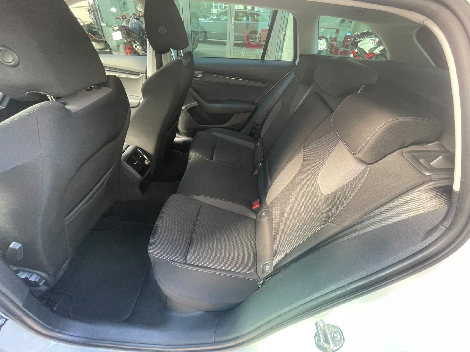 SKODA Octavia Combi 2.0 TDI DSG Ambition 4x4-image-13