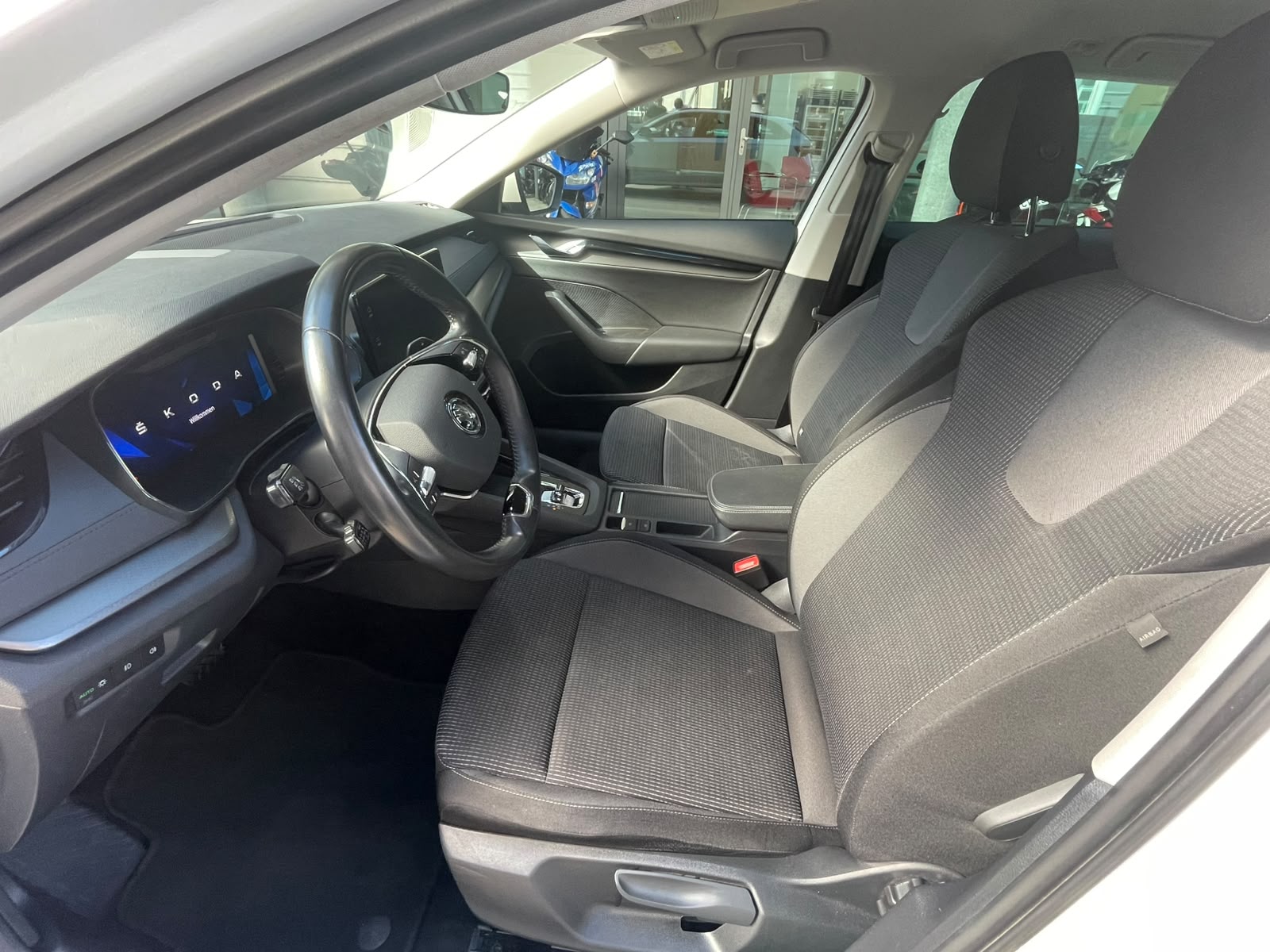 SKODA Octavia Combi 2.0 TDI DSG Ambition 4x4-image-8