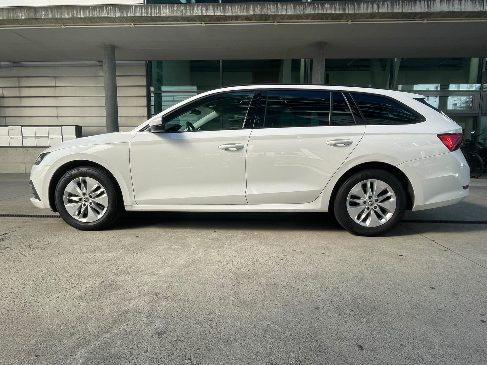 SKODA Octavia Combi 2.0 TDI DSG Ambition 4x4-image-1