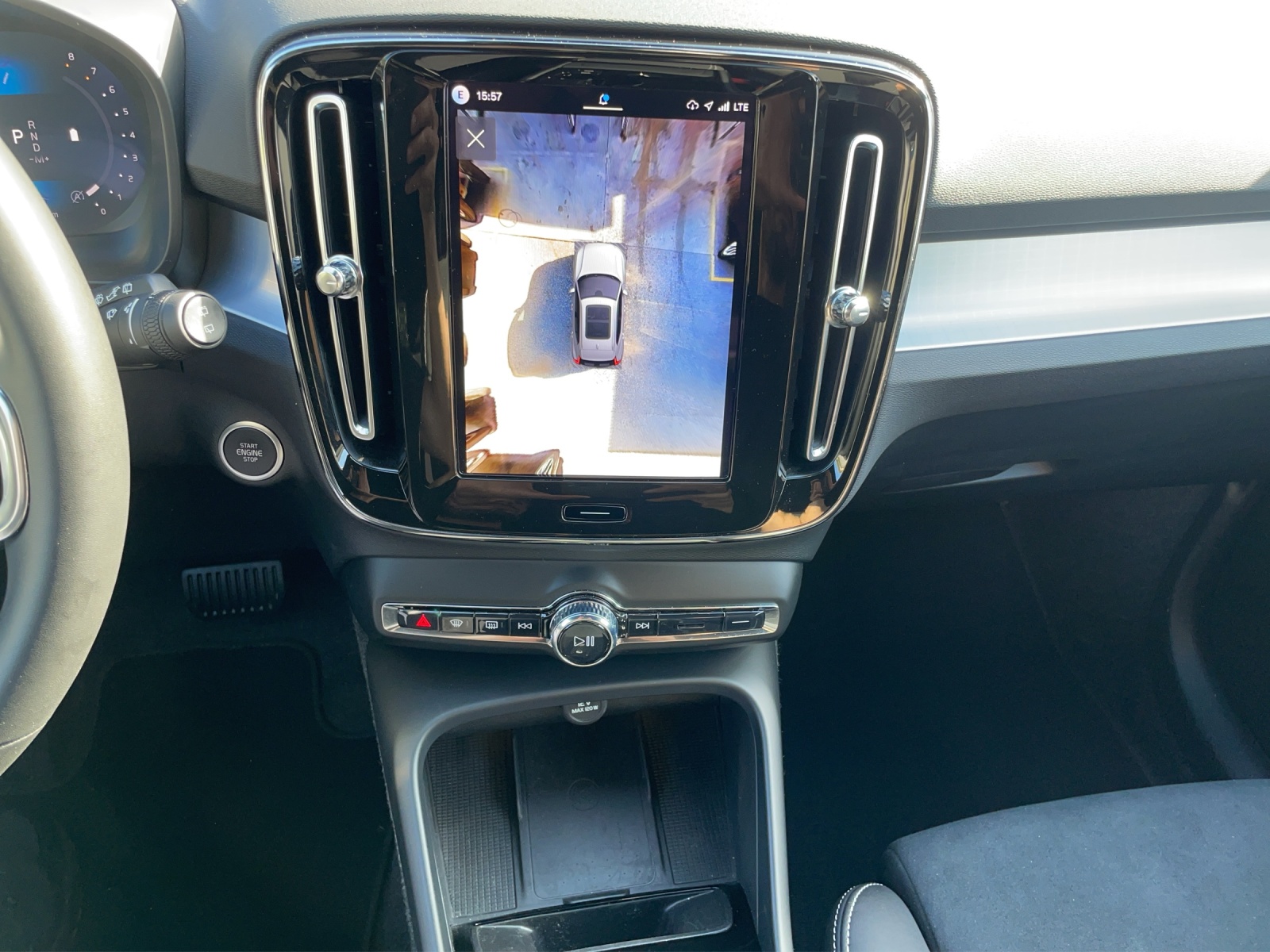 VOLVO XC40 2.0 B3 MH Plus Dark-image-16