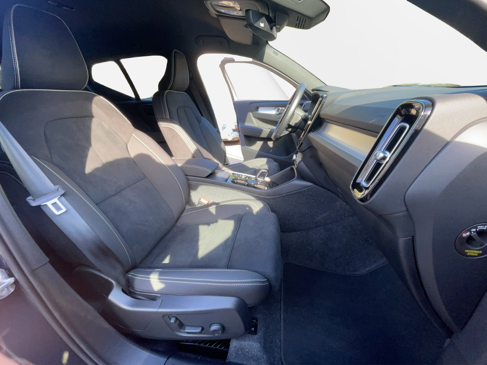 VOLVO XC40 2.0 B3 MH Plus Dark-image-17