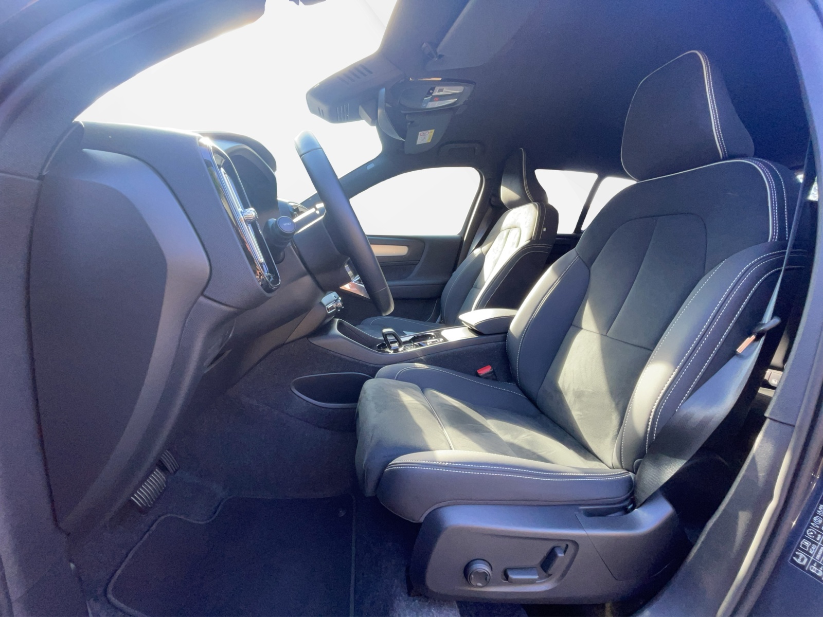 VOLVO XC40 2.0 B3 MH Plus Dark-image-9