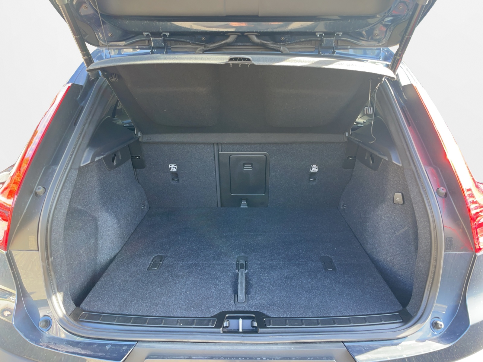 VOLVO XC40 2.0 B3 MH Plus Dark-image-14