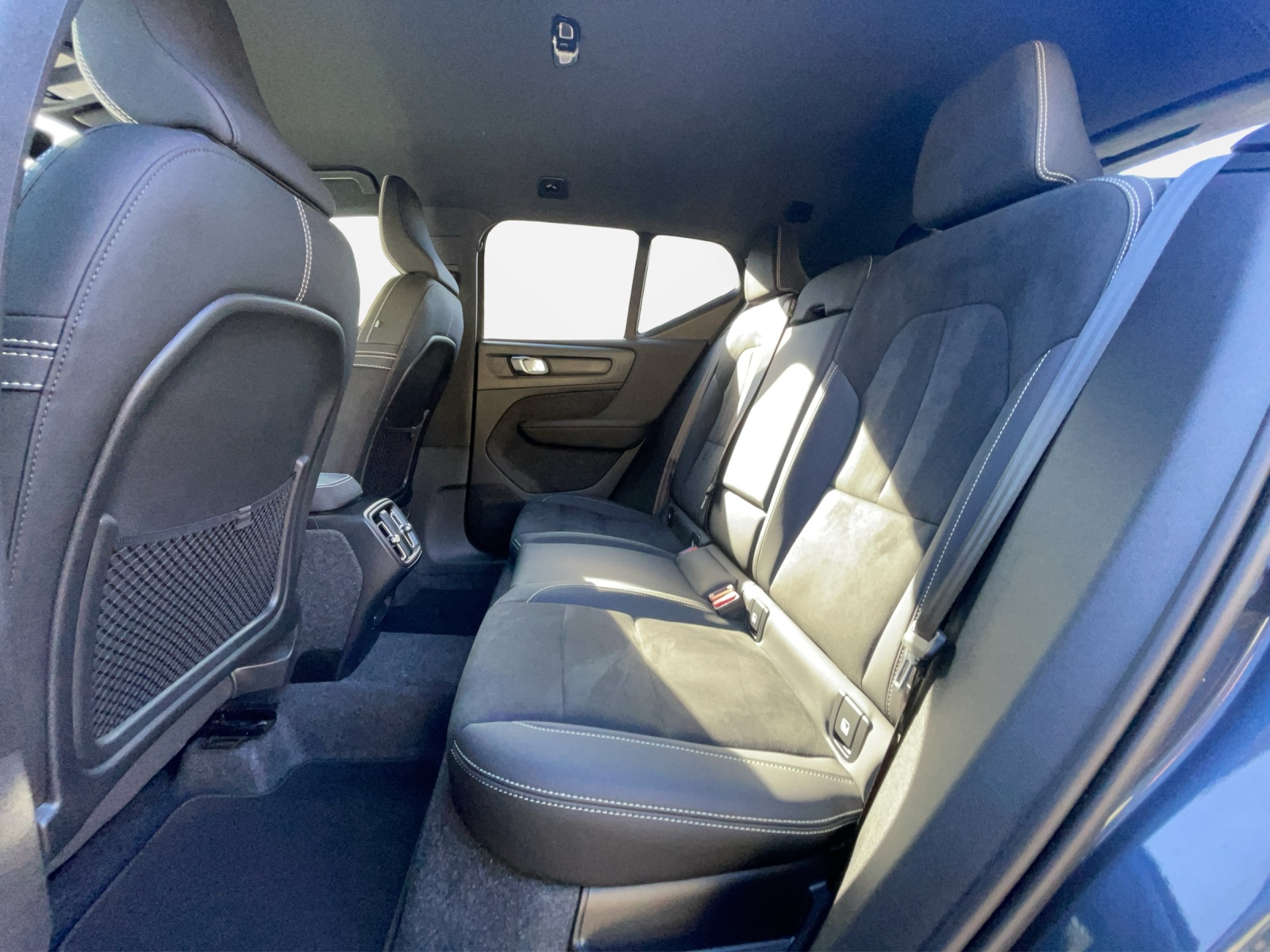 VOLVO XC40 2.0 B3 MH Plus Dark-image-13