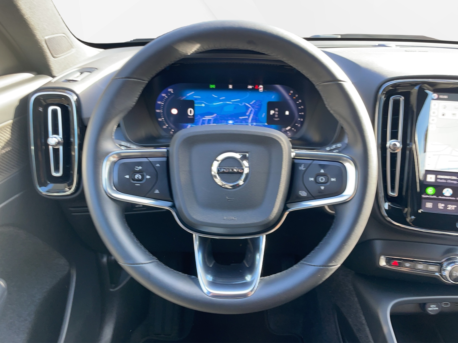 VOLVO XC40 2.0 B3 MH Plus Dark-image-11