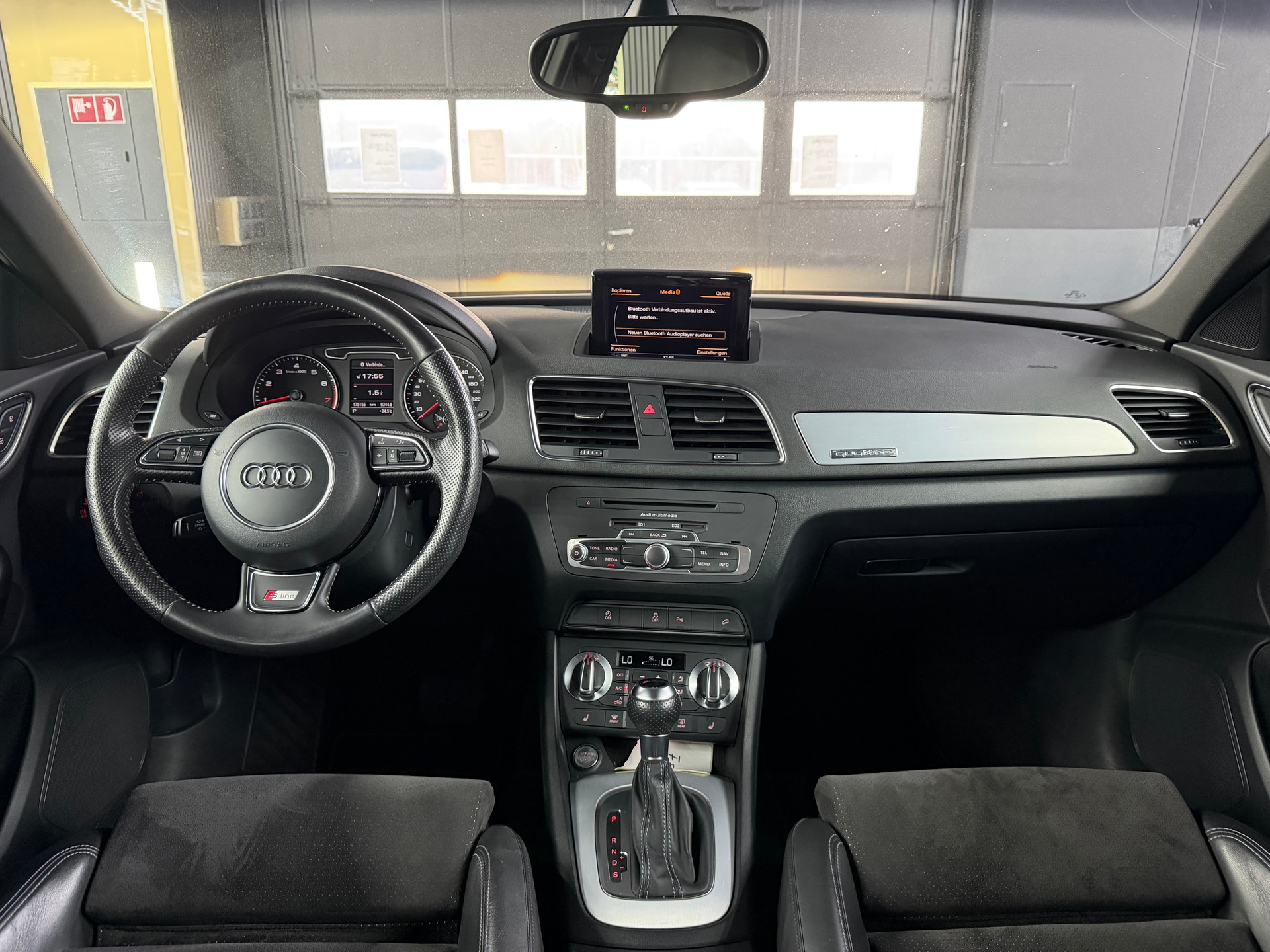 AUDI Q3 2.0 TFSI quattro S-tronic-image-12