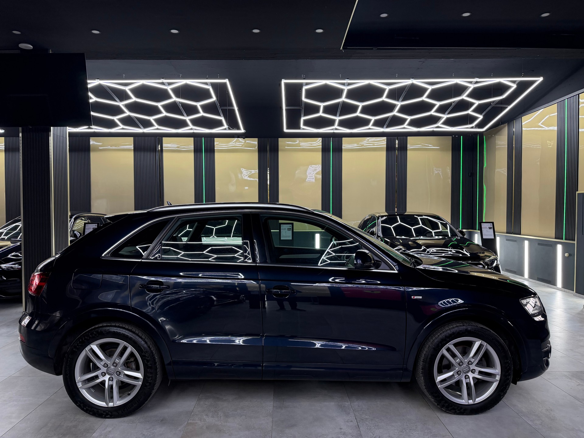 AUDI Q3 2.0 TFSI quattro S-tronic-image-3