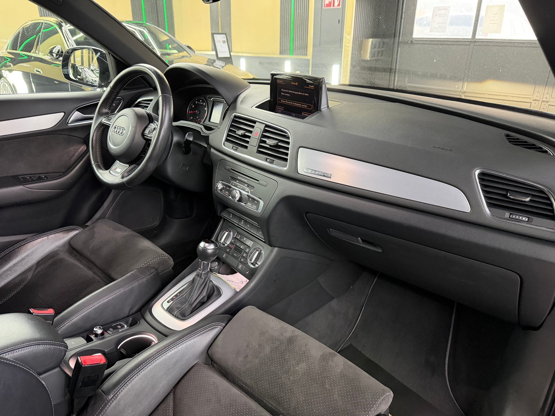 AUDI Q3 2.0 TFSI quattro S-tronic-image-10