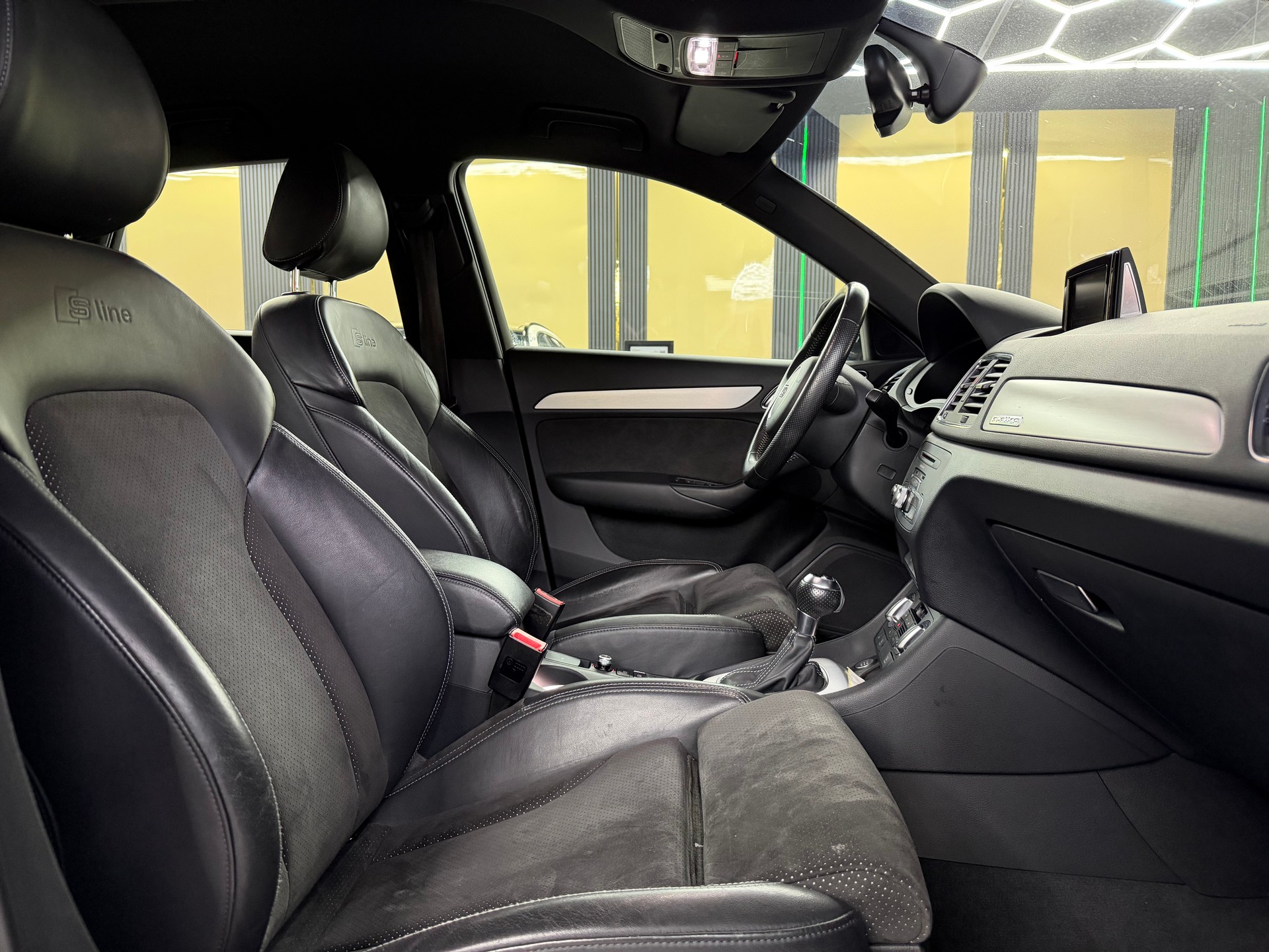 AUDI Q3 2.0 TFSI quattro S-tronic-image-11