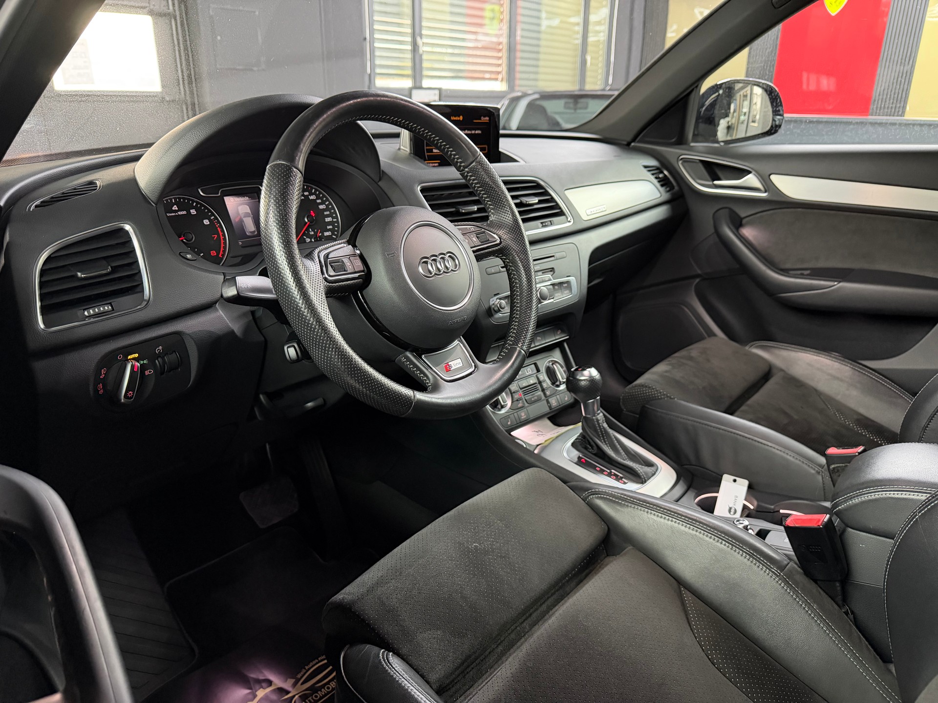 AUDI Q3 2.0 TFSI quattro S-tronic-image-8