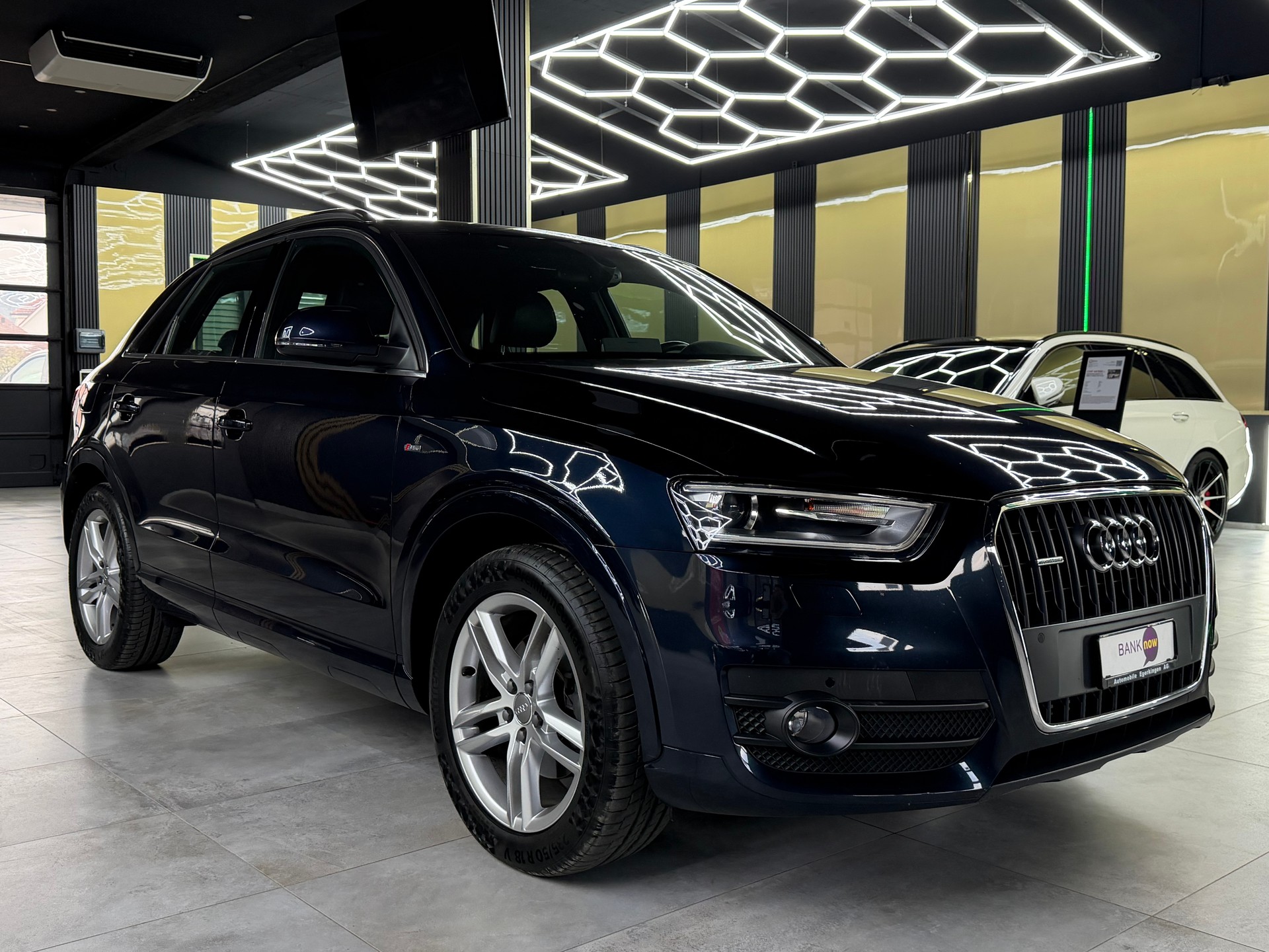 AUDI Q3 2.0 TFSI quattro S-tronic-image-2