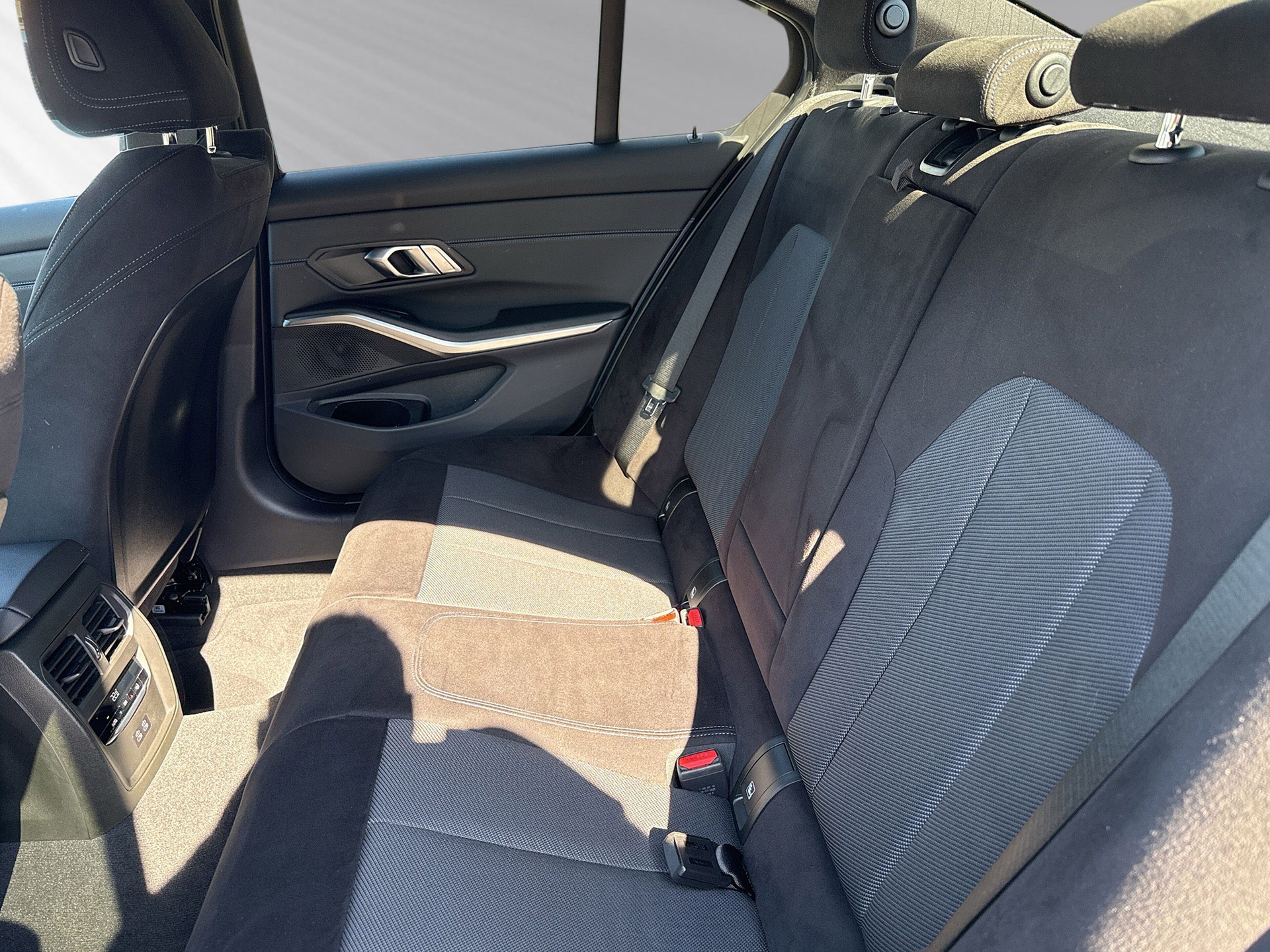 BMW 330d xDrive 48V Steptronic M Sport-image-6