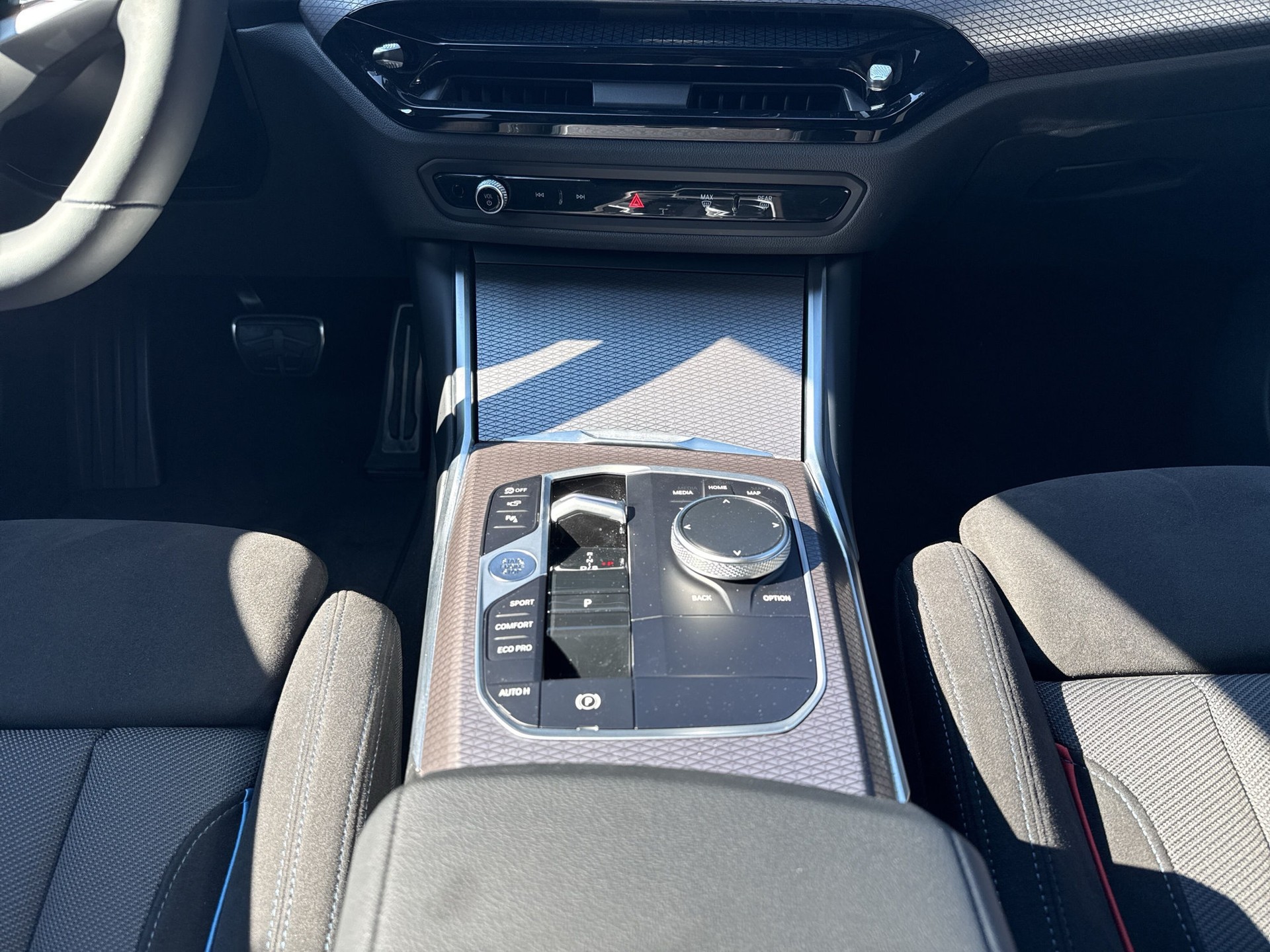 BMW 330d xDrive 48V Steptronic M Sport-image-12