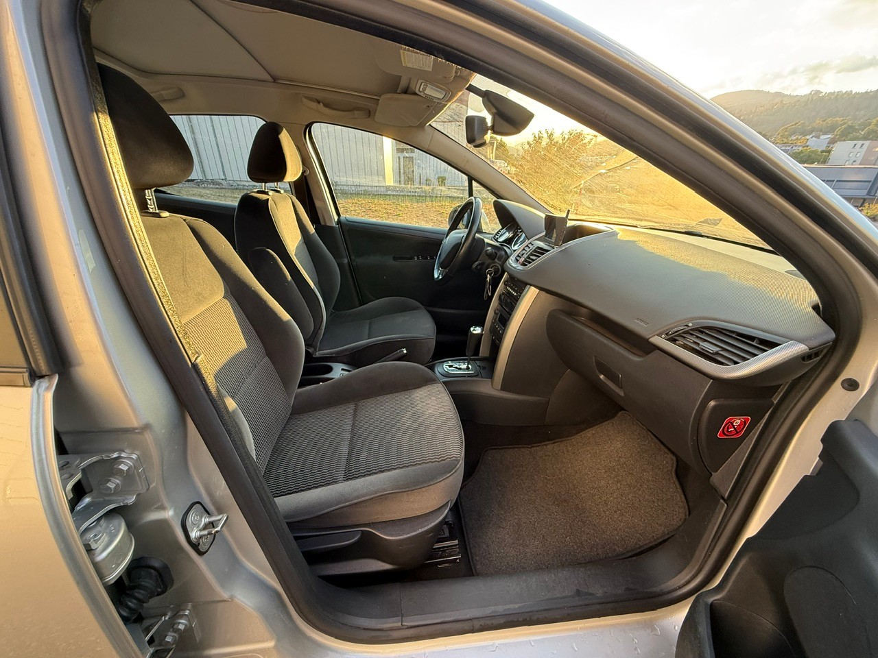 PEUGEOT 207 1.6 16V Sport Automatic-image-10
