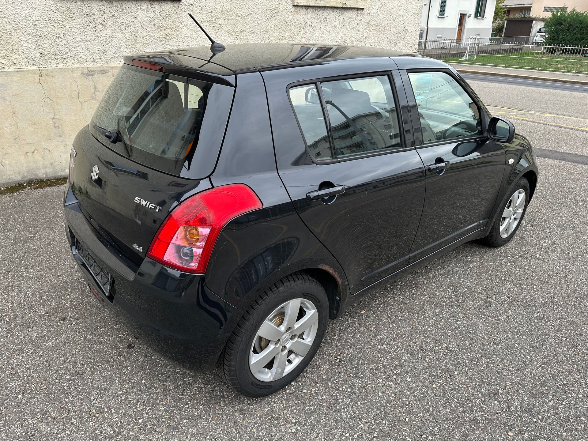 SUZUKI Swift 1.3i 16V GL Top 4x4-image-4