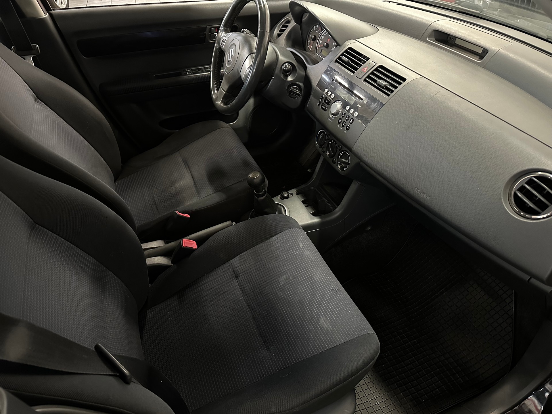SUZUKI Swift 1.3i 16V GL Top 4x4-image-6
