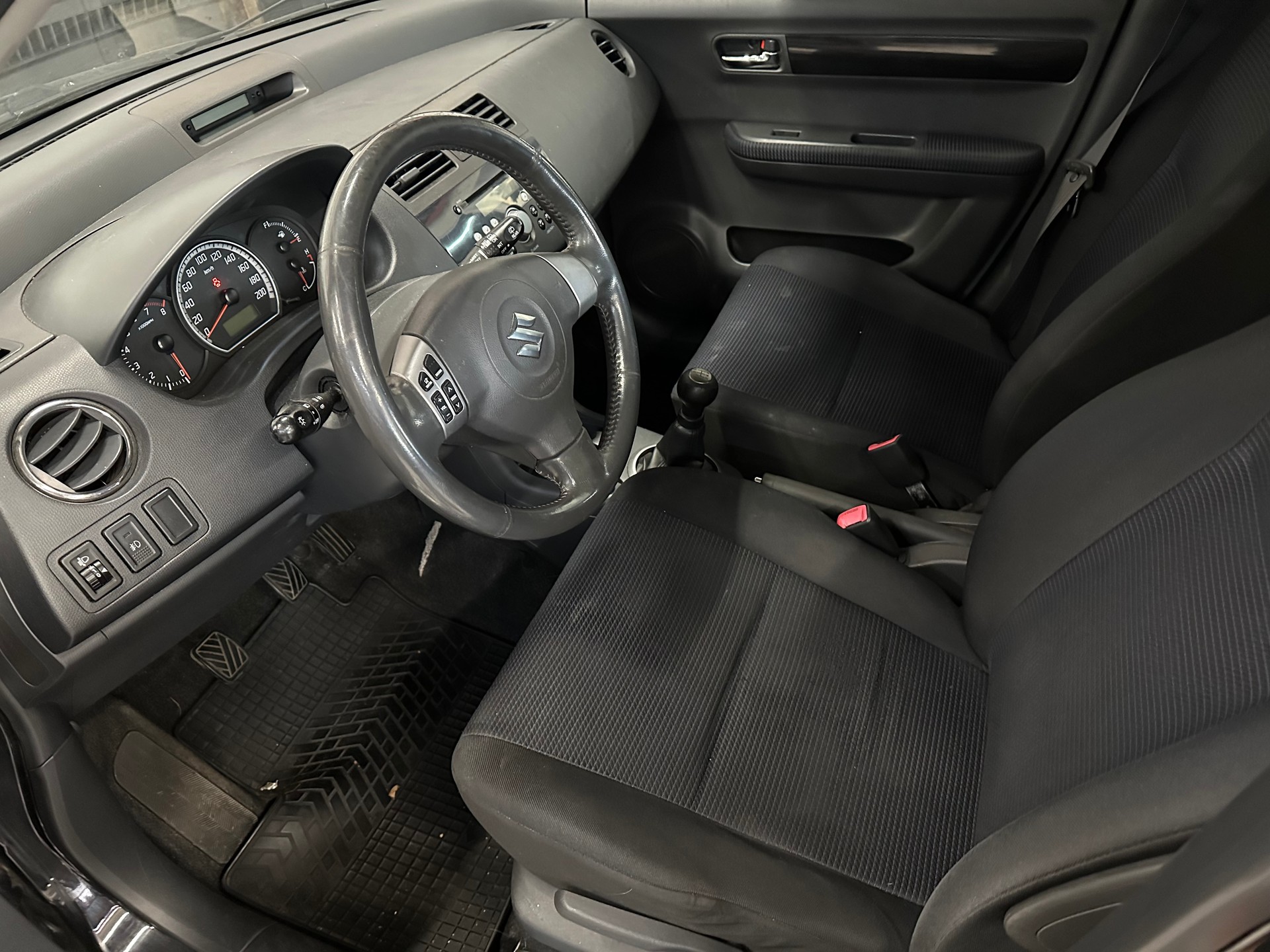SUZUKI Swift 1.3i 16V GL Top 4x4-image-5