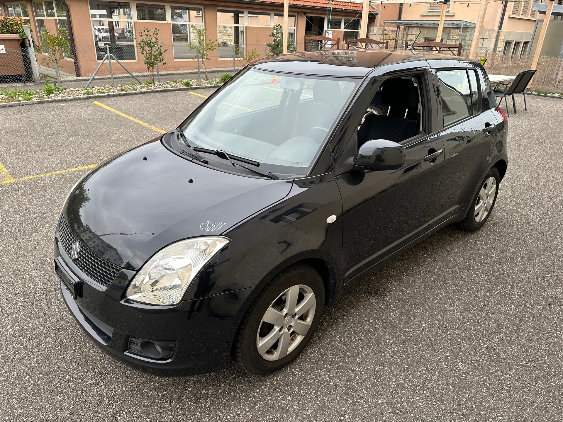 SUZUKI Swift 1.3i 16V GL Top 4x4-image-1