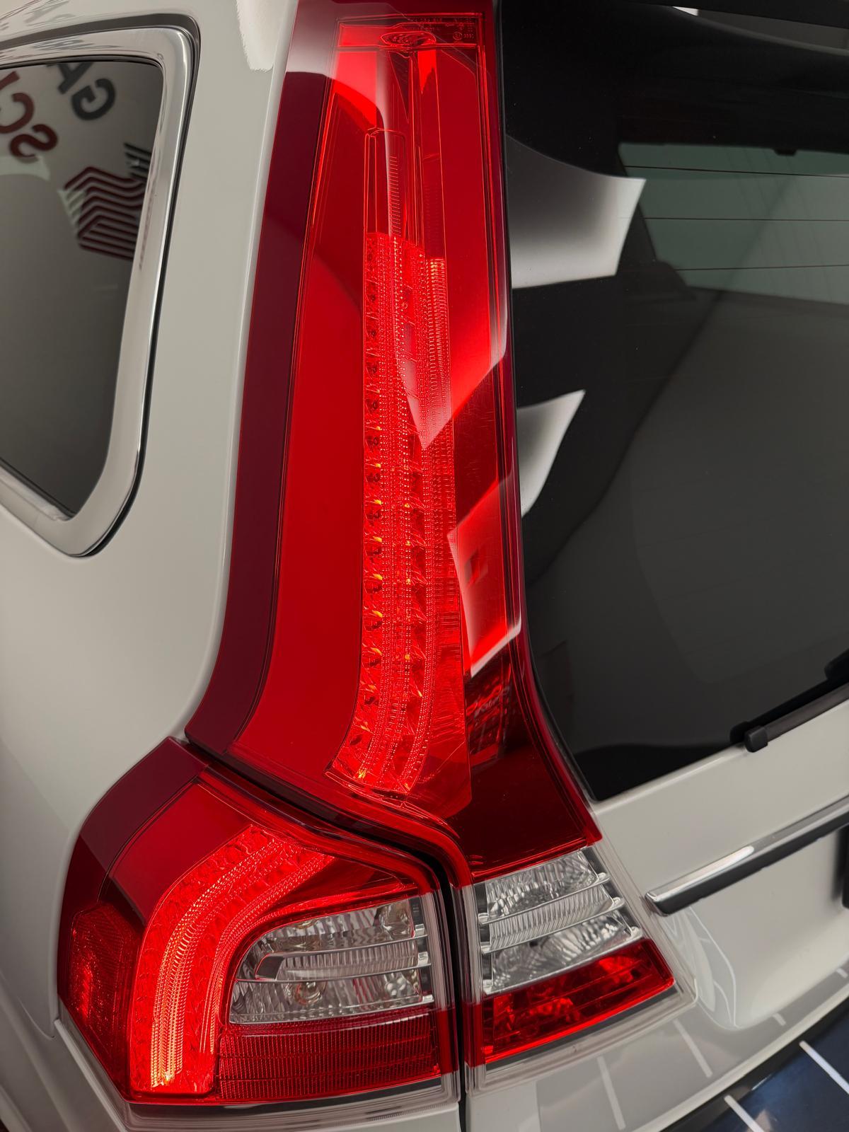 VOLVO V70 2.4 D5 Summum AWD-image-8