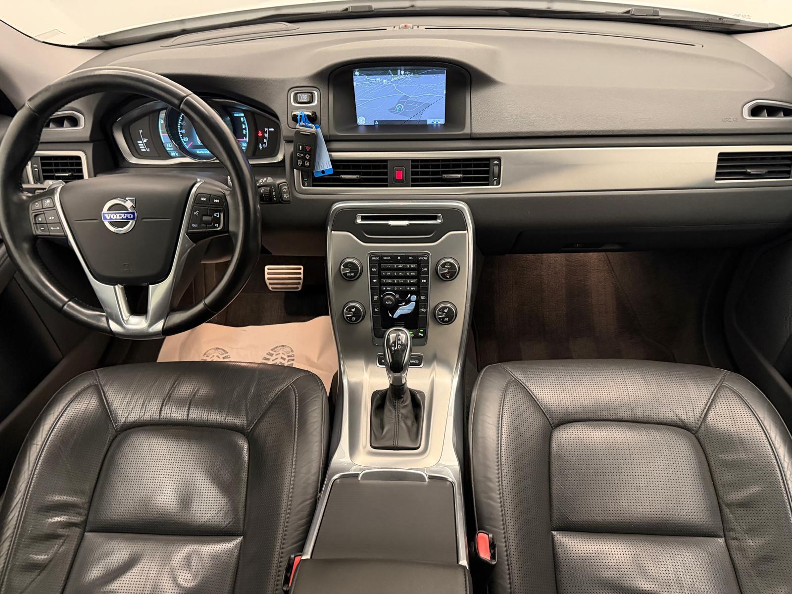 VOLVO V70 2.4 D5 Summum AWD-image-13