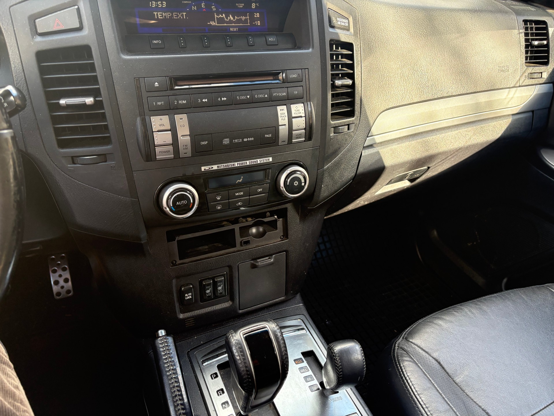 MITSUBISHI Pajero 3.2 DI-D Intense Automatic-image-8