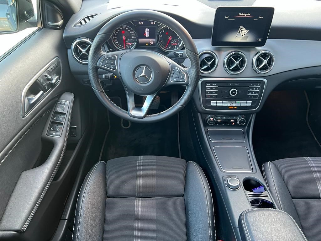 MERCEDES-BENZ GLA 200 Night Star 7G-DCT-image-8