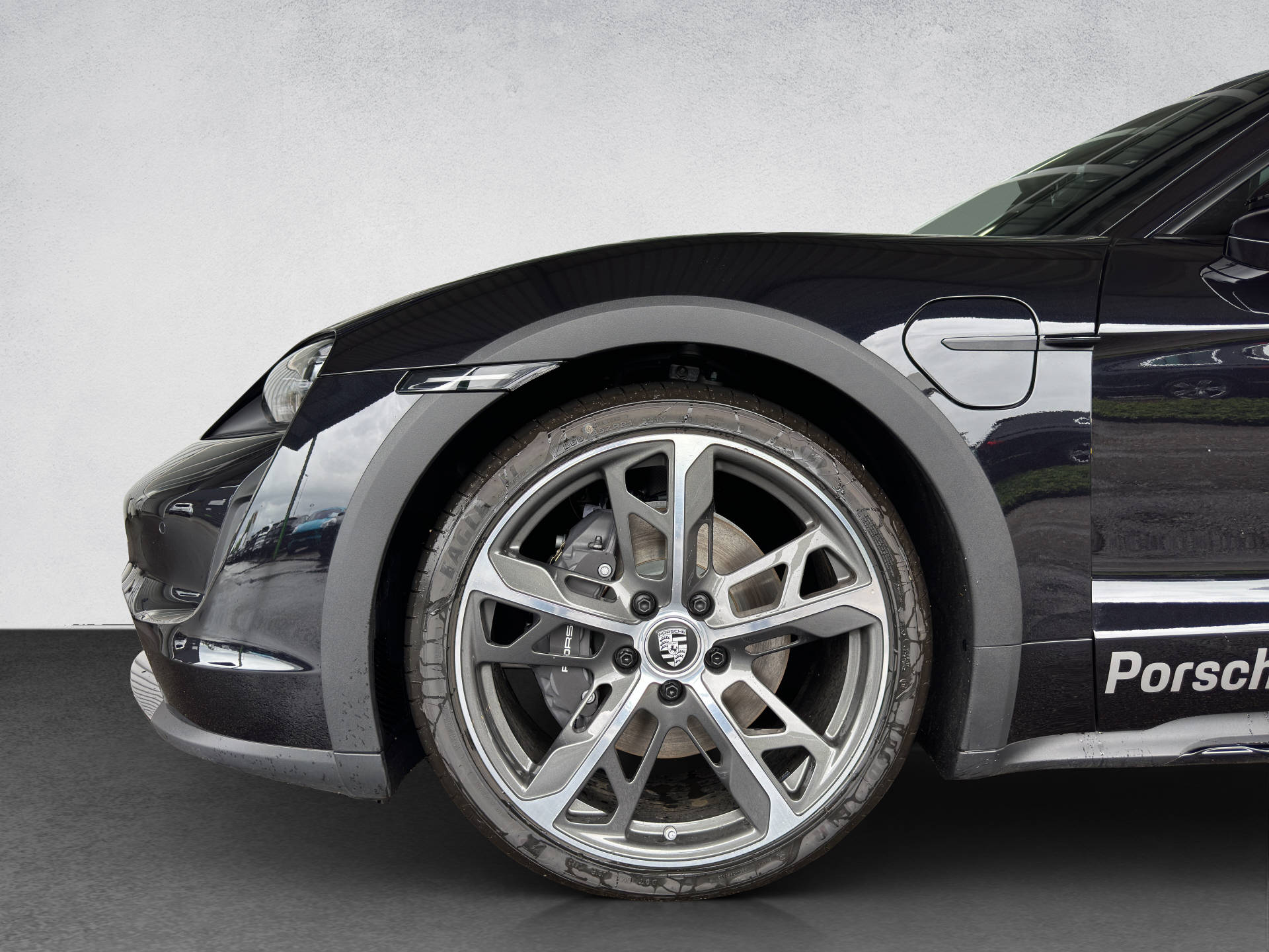 PORSCHE Taycan 4 Cross Turismo-image-13