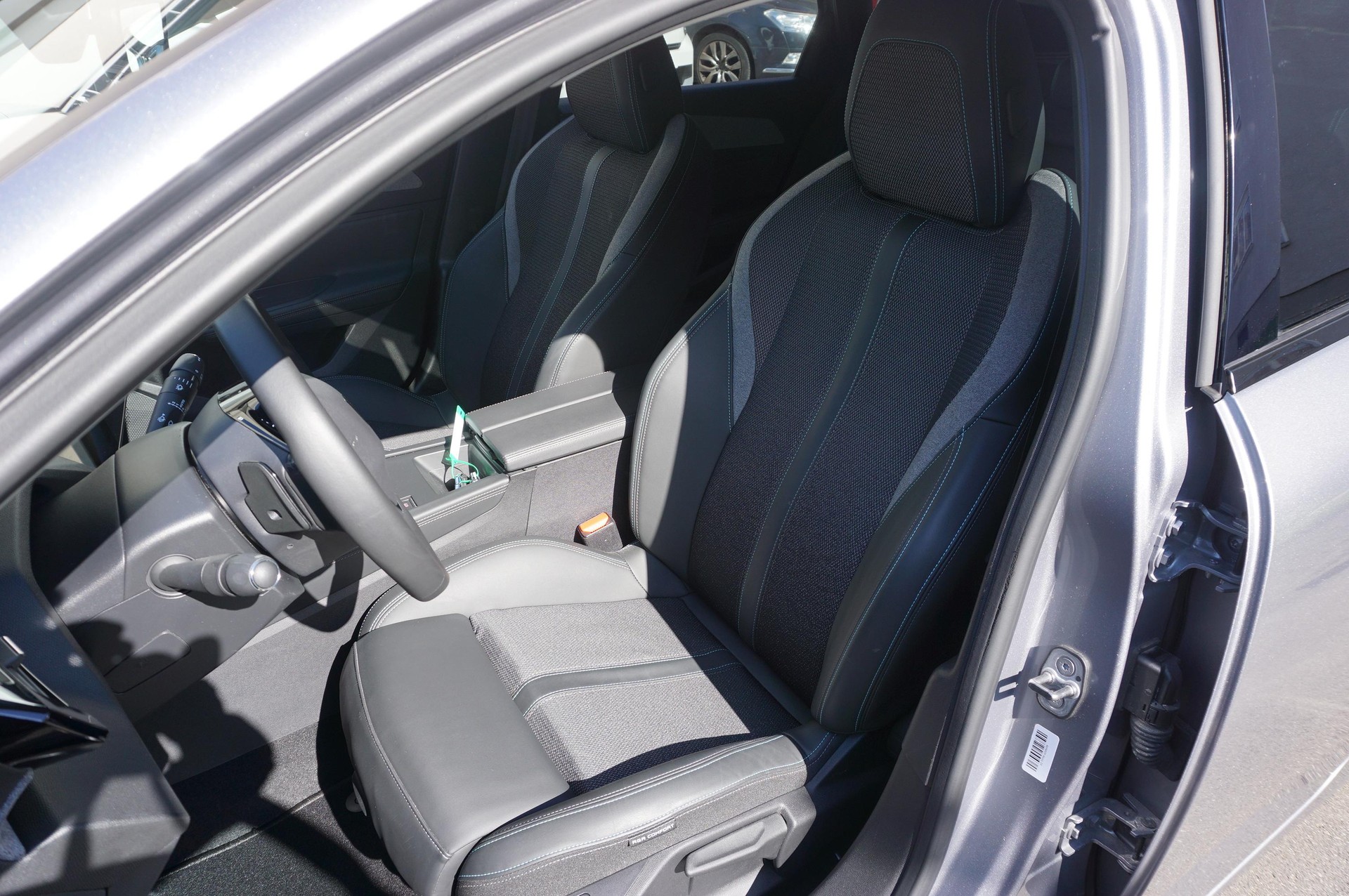 PEUGEOT 308 SW 1.2 PureTech Allure-image-6
