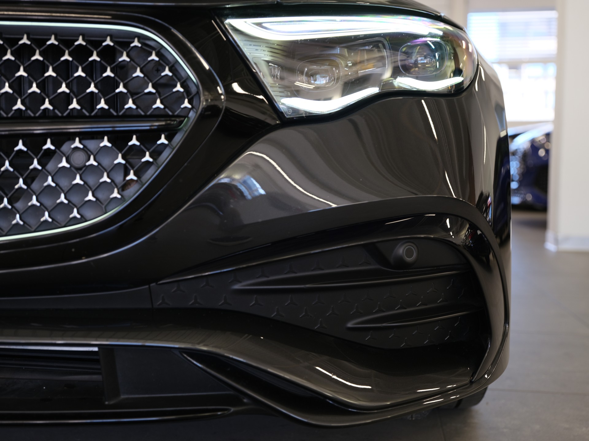 MERCEDES-BENZ E 400 e 4Matic 9G-Tronic*Amg-Line*CH-Fahrzeug*Fahrassistenz Plus*-image-9