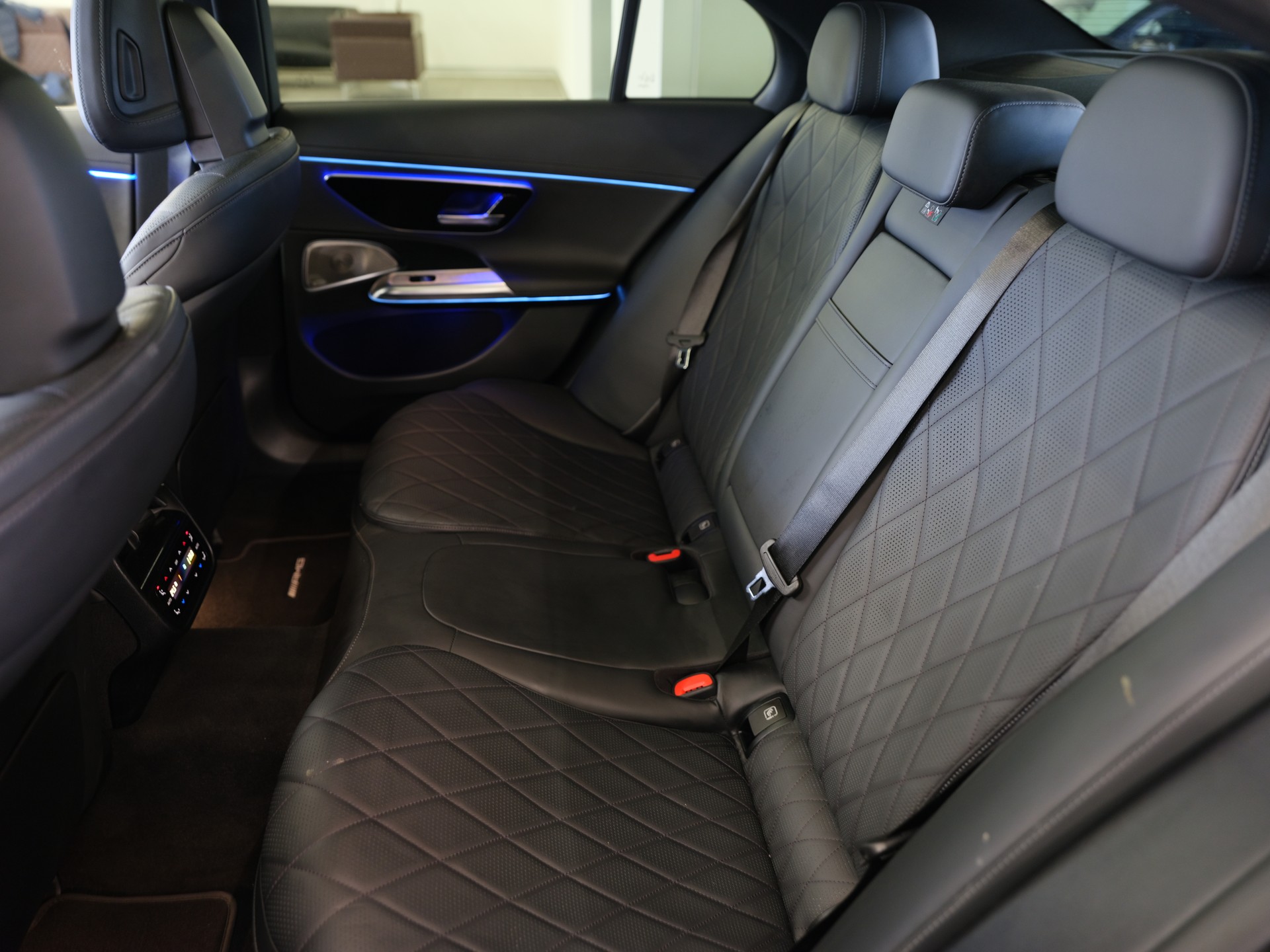 MERCEDES-BENZ E 400 e 4Matic 9G-Tronic*Amg-Line*CH-Fahrzeug*Fahrassistenz Plus*-image-23