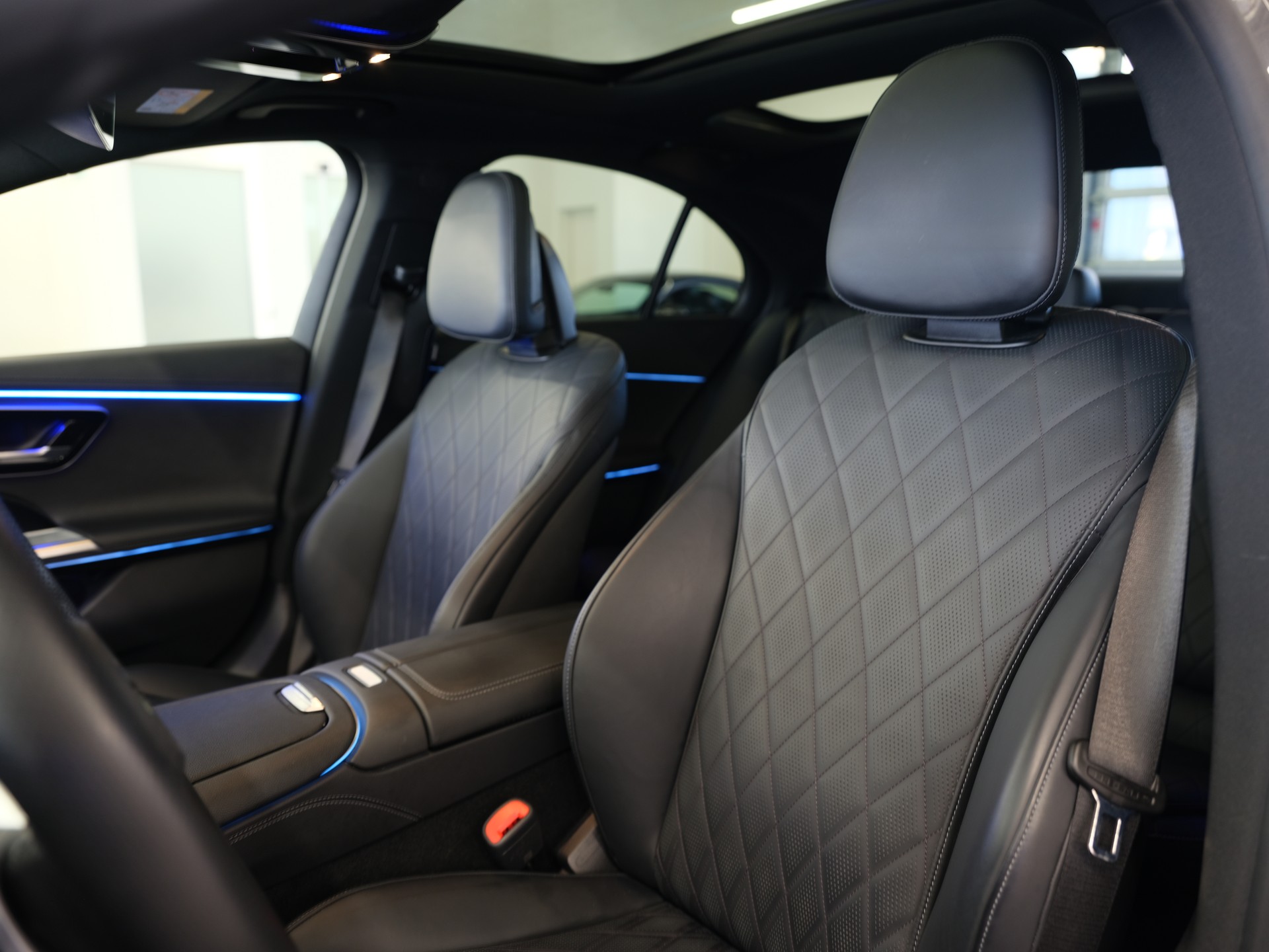 MERCEDES-BENZ E 400 e 4Matic 9G-Tronic*Amg-Line*CH-Fahrzeug*Fahrassistenz Plus*-image-12