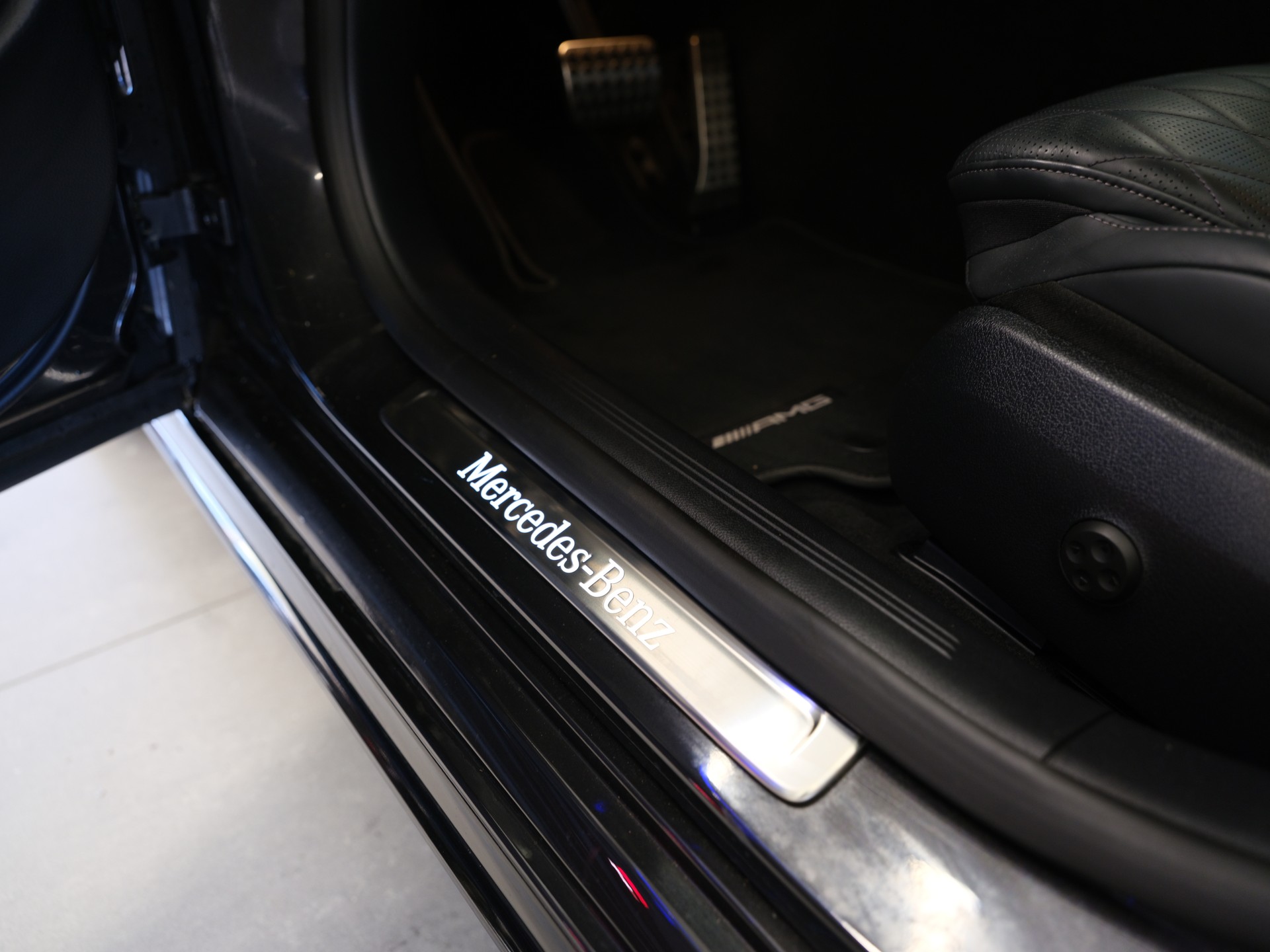 MERCEDES-BENZ E 400 e 4Matic 9G-Tronic*Amg-Line*CH-Fahrzeug*Fahrassistenz Plus*-image-25
