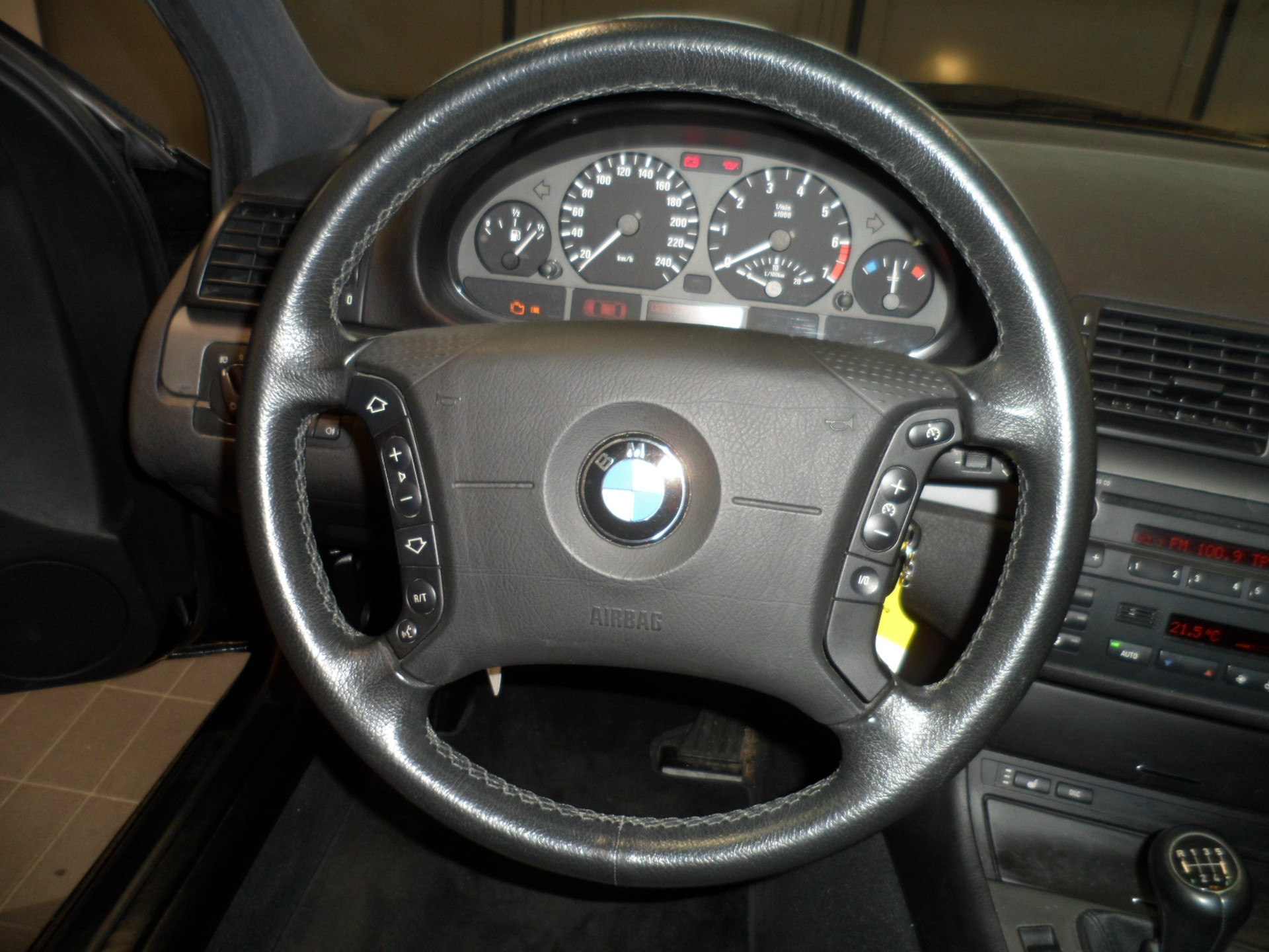 BMW 318i Touring-image-8