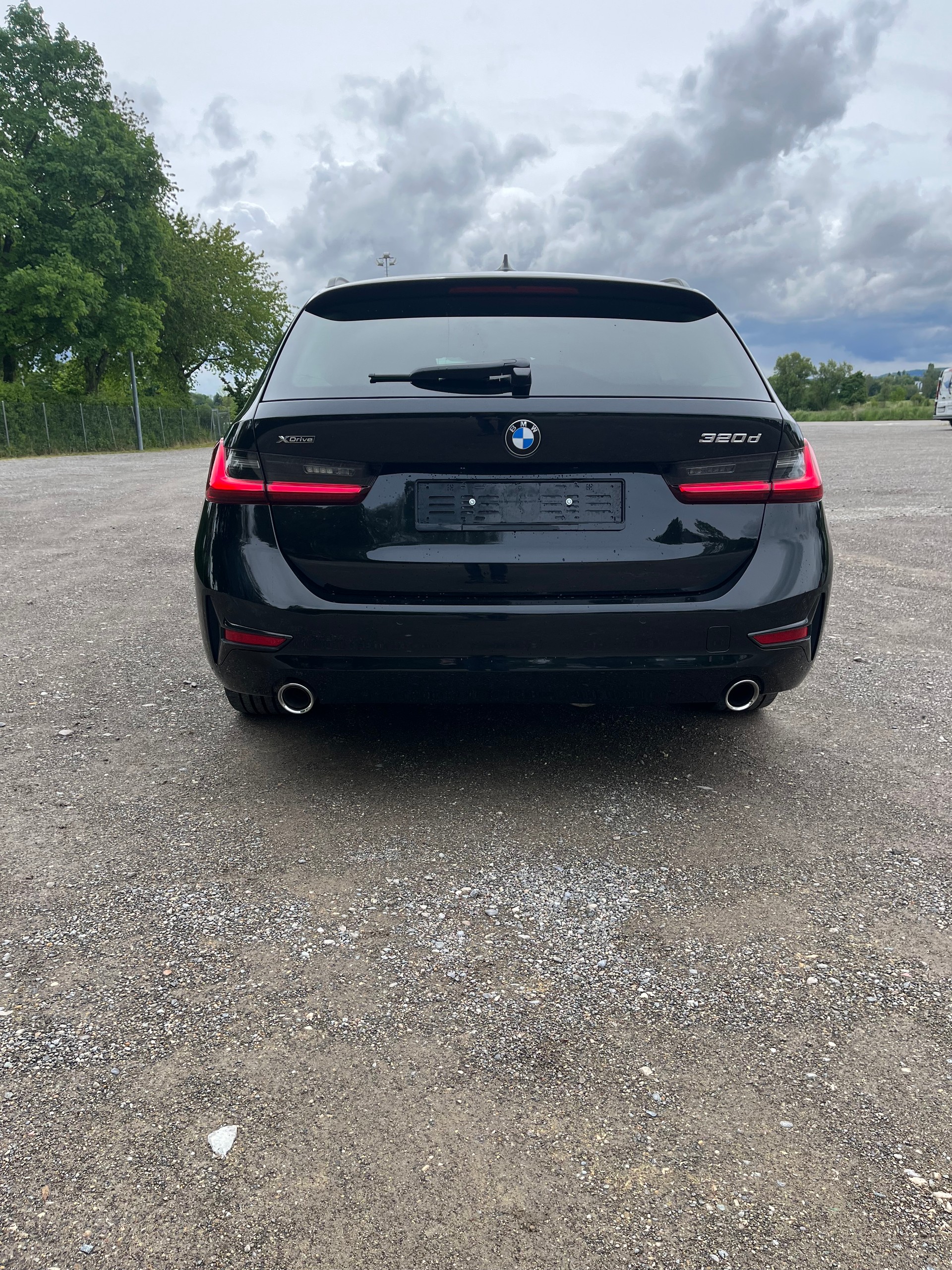 BMW 320d xDrive Touring Steptronic CH FAHRZEUG MIT GRATIS SERVICES / Frisch ab Service / LEDER / 17 und 18 ZOLL ALUFELGEN-image-4